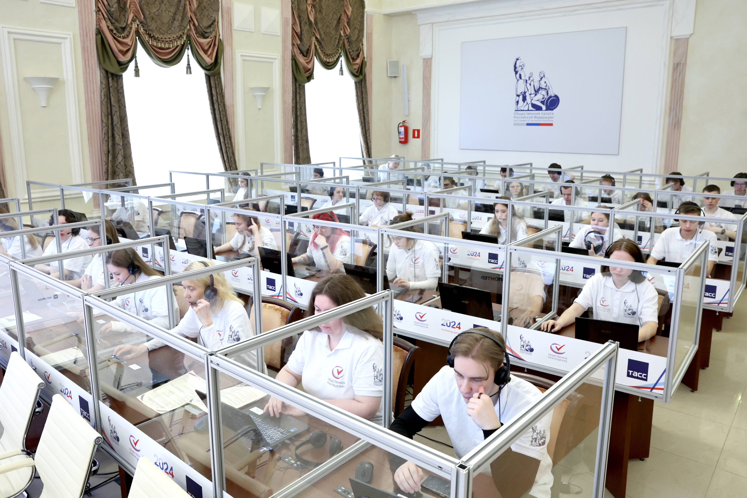 Des volontaires au centre de situation d'observation des élections à la Chambre civique russe. © Mikhail Tereshchenko/TASS/Sipa USA