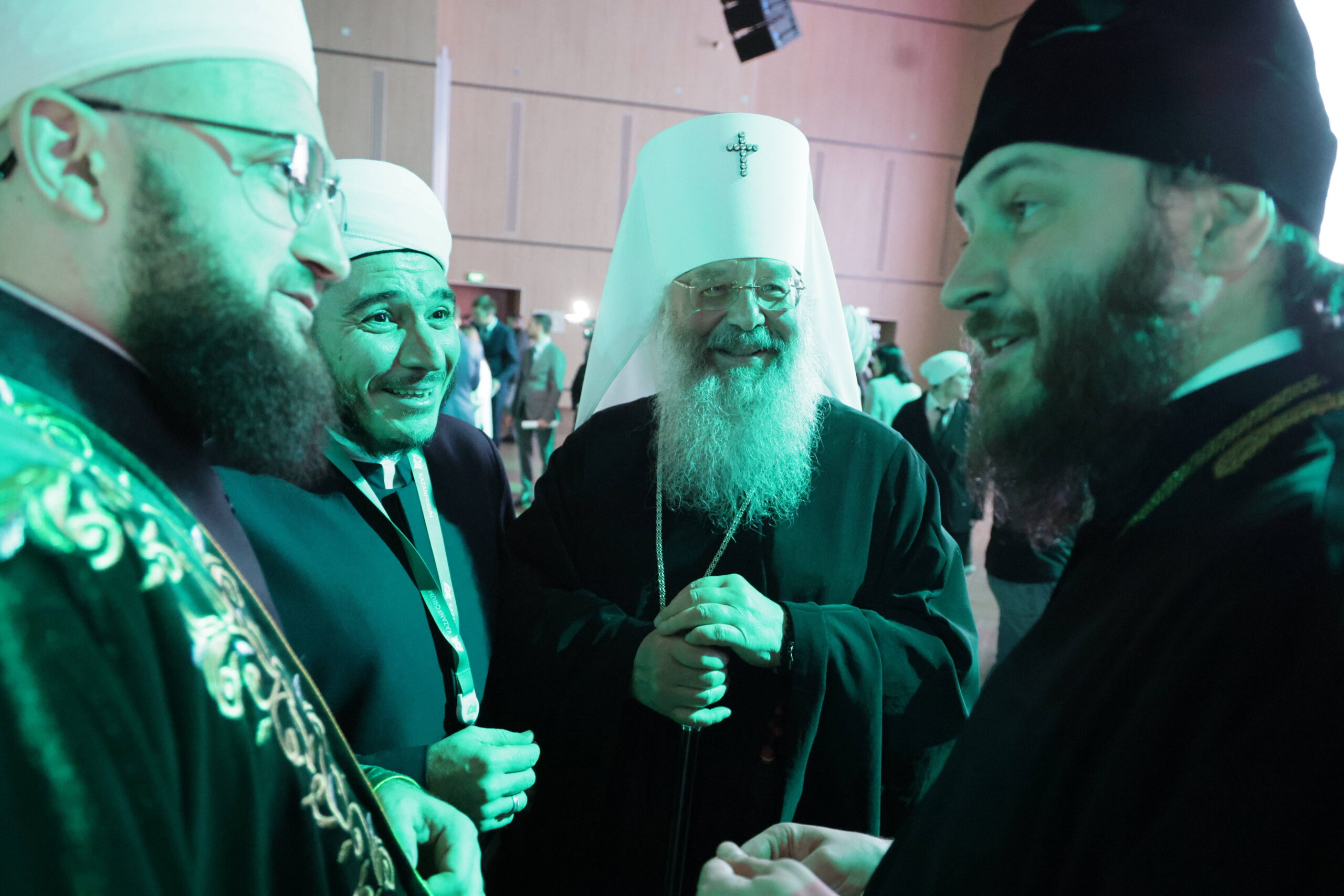 Le mufti du Tatarstan, un membre de la Commission de la Chambre civique du Tatarstan sur la préservation et le renforcement des valeurs spirituelles et morales traditionnelles de la Russie, Ilfar Khasanov, le métropolite Kirill de Kazan et du Tatarstan (de gauche à droite) assistent à une session lors du 15e Forum économique international Russie - Monde islamique à Bolshiye Kabany, au sud-est de Kazan. © Yegor Aleyev/TASS/Sipa USA