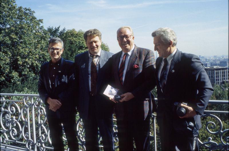 Moscou, 1992 : Édouard Limonov, Vladimir Jirinovski, Jean-Marie Le Pen et un membre inconnu du LDPR. (collection personnelle de Limonov)