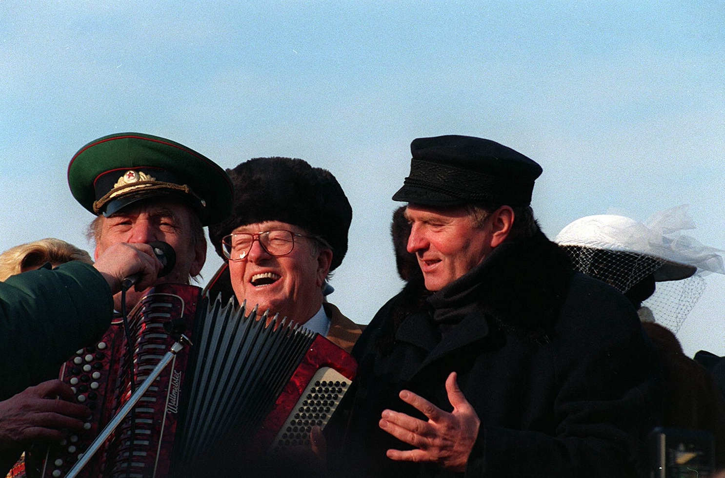 Moscou, 1996: le leader ultranationaliste russe Vladimir Jirinovski fête son anniversaire de mariage avec Jean-Marie Le Pen. © Shone Nesic/SIPA