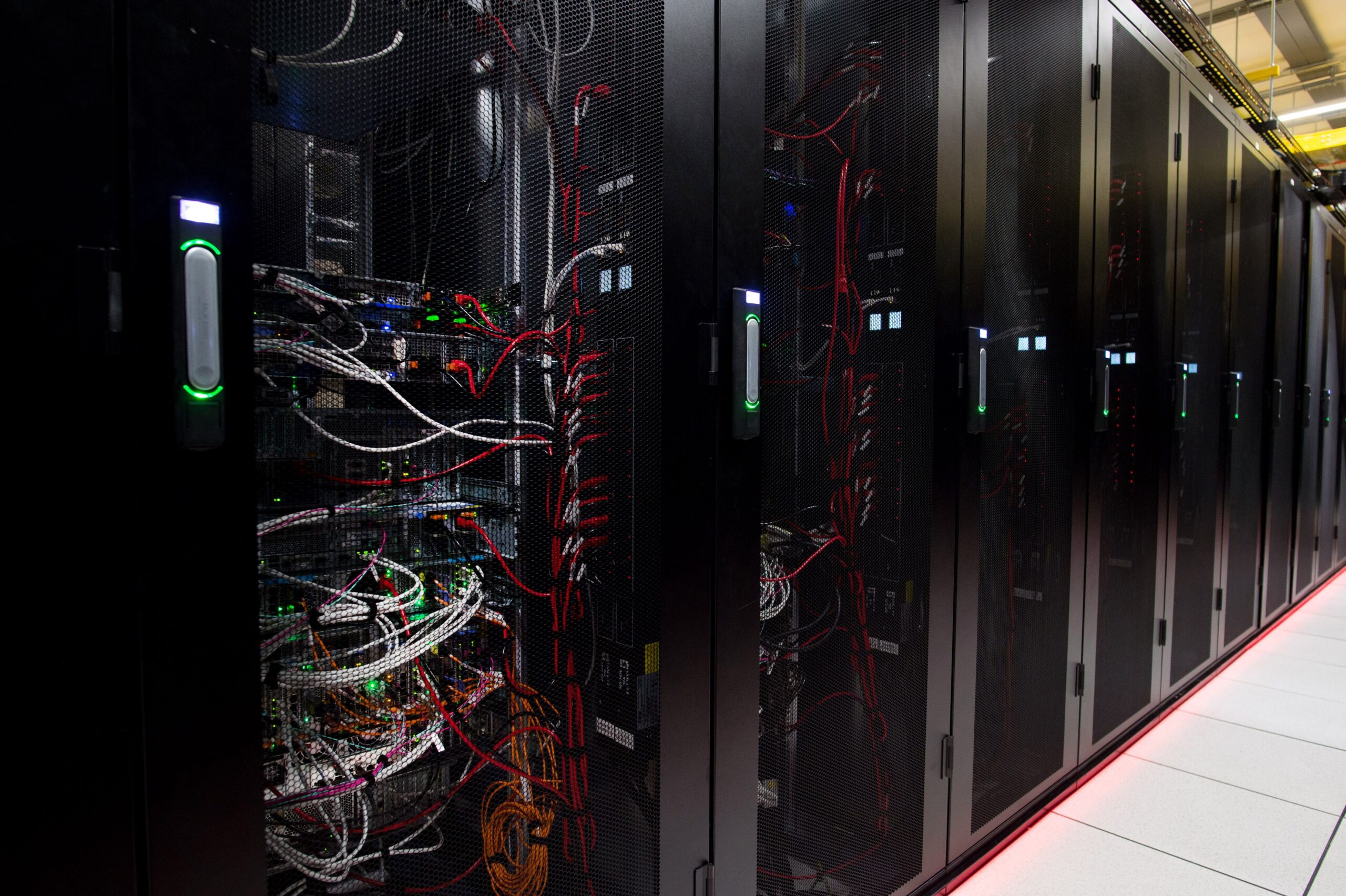 Vue d'une salle de serveurs au centre de données d'Equinix Paris à Pantin. © Chamussy/SIPA