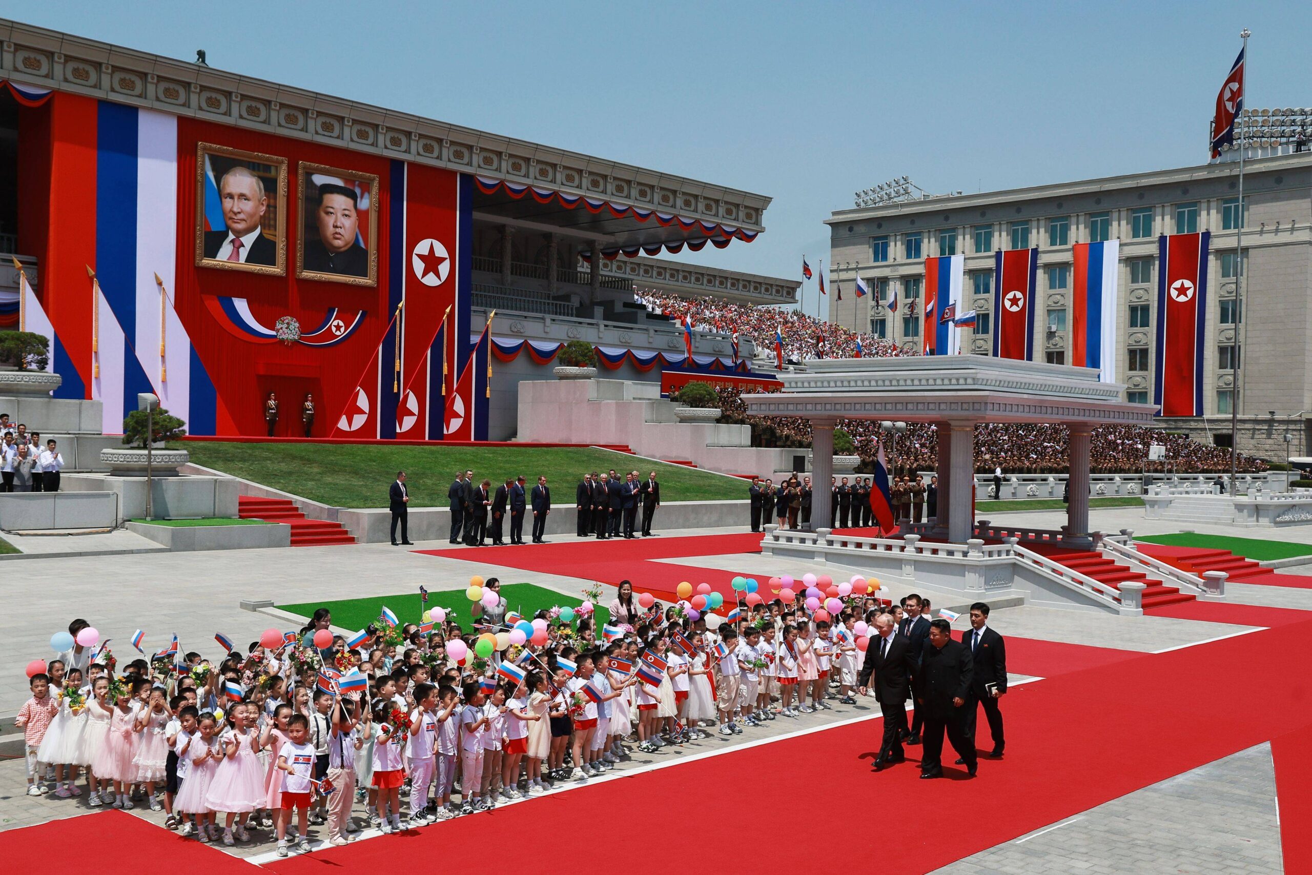 Le président russe Vladimir Poutine et le dirigeant nord-coréen Kim Jong Un prennent part à la cérémonie de bienvenue sur la place Kim Il Sung à Pyongyang, en Corée du Nord, le 19 juin 2024. © AP Photo/Vladimir Smirnov