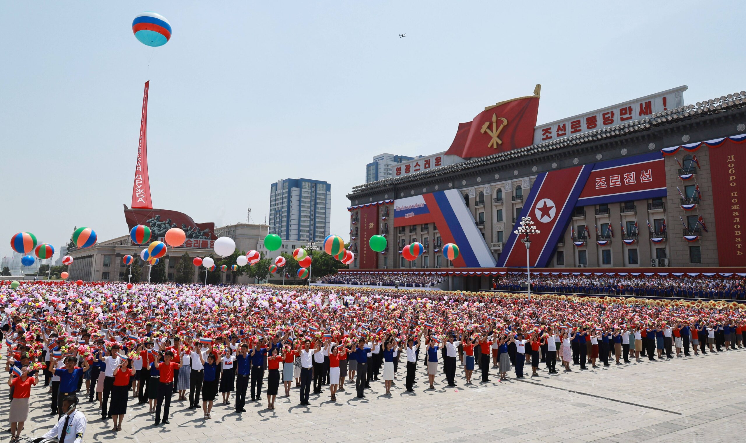 Des citoyens nord coréens participent à la cérémonie de bienvenue du président russe Vladimir Poutine sur la place Kim Il Sung à Pyongyang, en Corée du Nord, le mercredi 19 juin 2024. © AP Photo/Vladimir Smirnov
