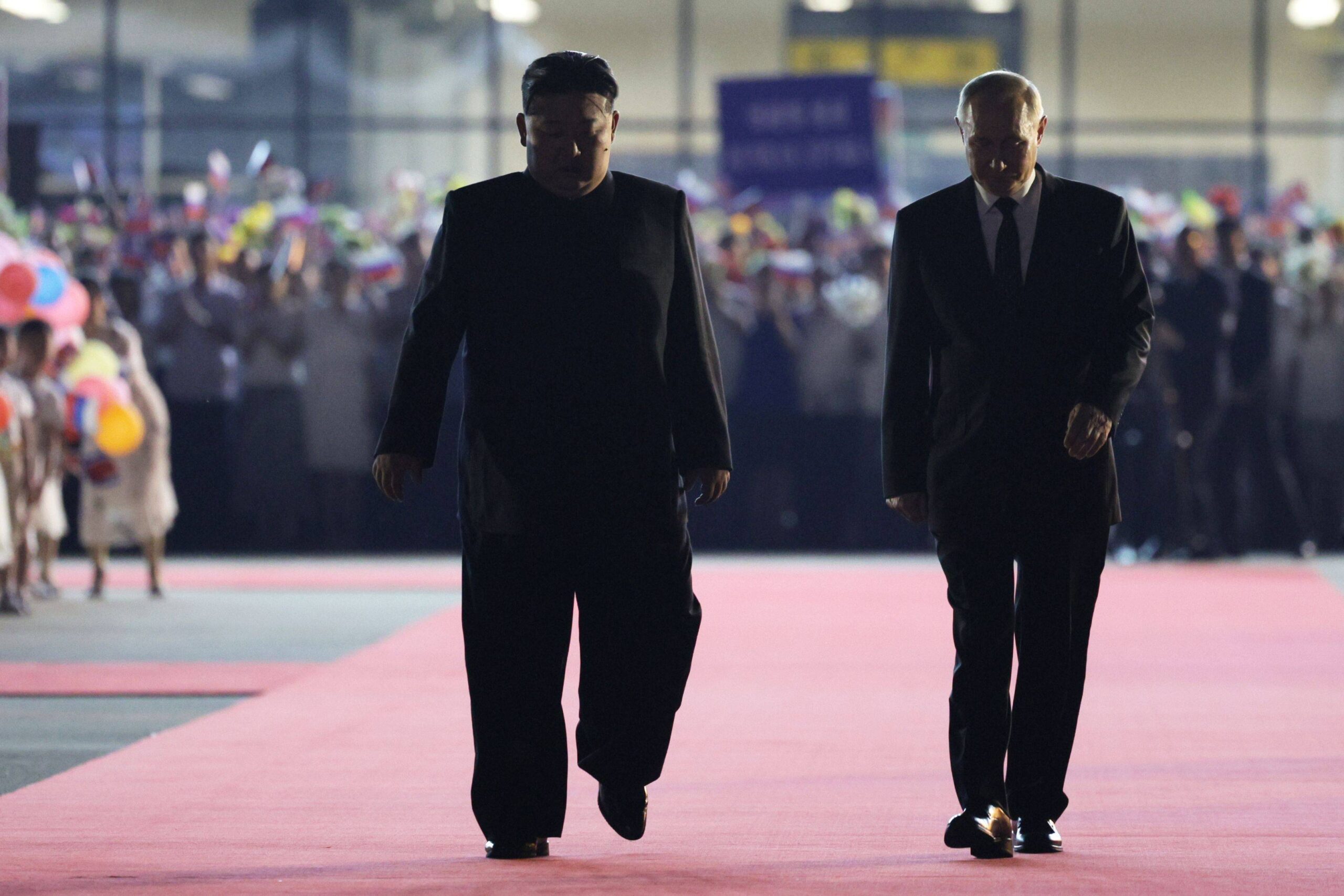 Les deux dirigeants, Vladimir Poutine et Kim Jong Un, marchent lors d'une cérémonie qui marque la fin de la visite du président russe à l'aéroport international de Sunan, à Pyongyang, Corée du Nord, le 19 juin 2024. © AP Photo/Gavriil Grigorov