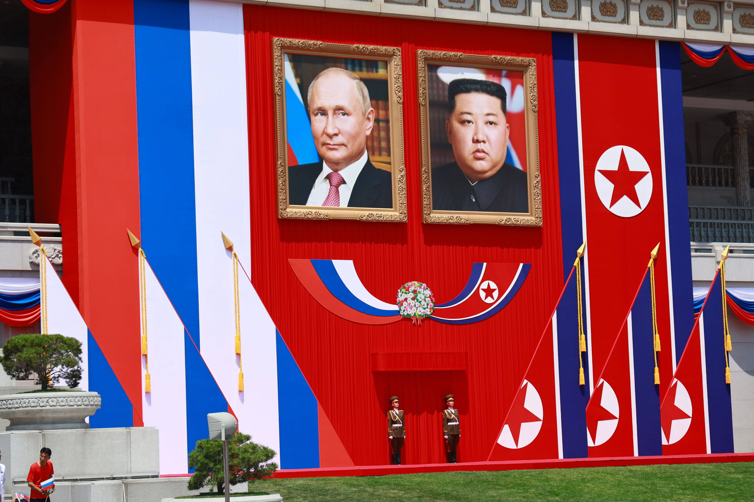 Les membres de la garde d'honneur nord coréenne se tiennent sous les portraits du président russe Vladimir Poutine et de Kim Jong Un lors d'une cérémonie d'accueil sur la place Kim Il Sung à Pyongyang, en Corée du Nord, le 19 juin 2024. © AP Photo/Vladimir Smirnov