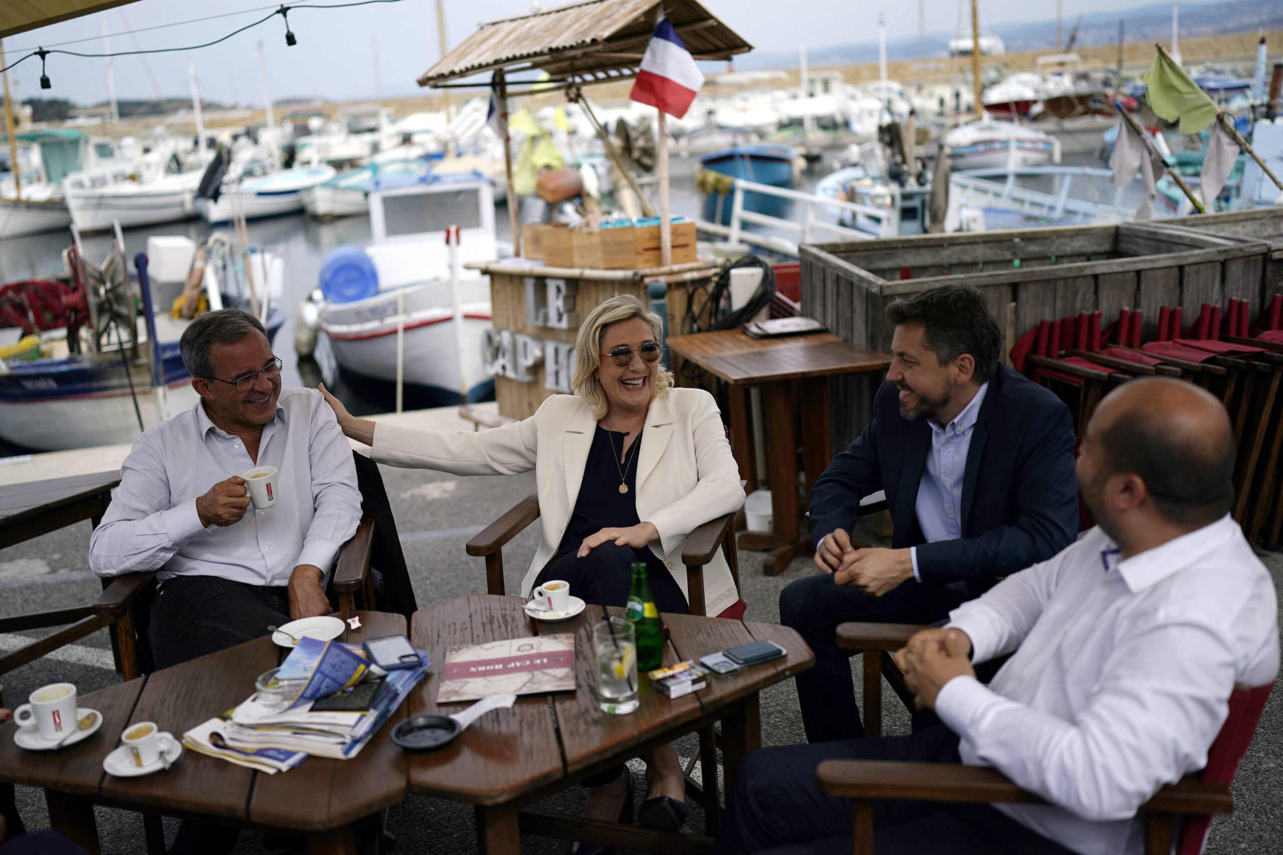 À Six-Fours-les-Plages, dans le sud de la France, le 7 juin 2021, Marine le Pen et Thierry Mariani prennent un verre à la terrasse d'un café. © AP Photo/Daniel Cole, File