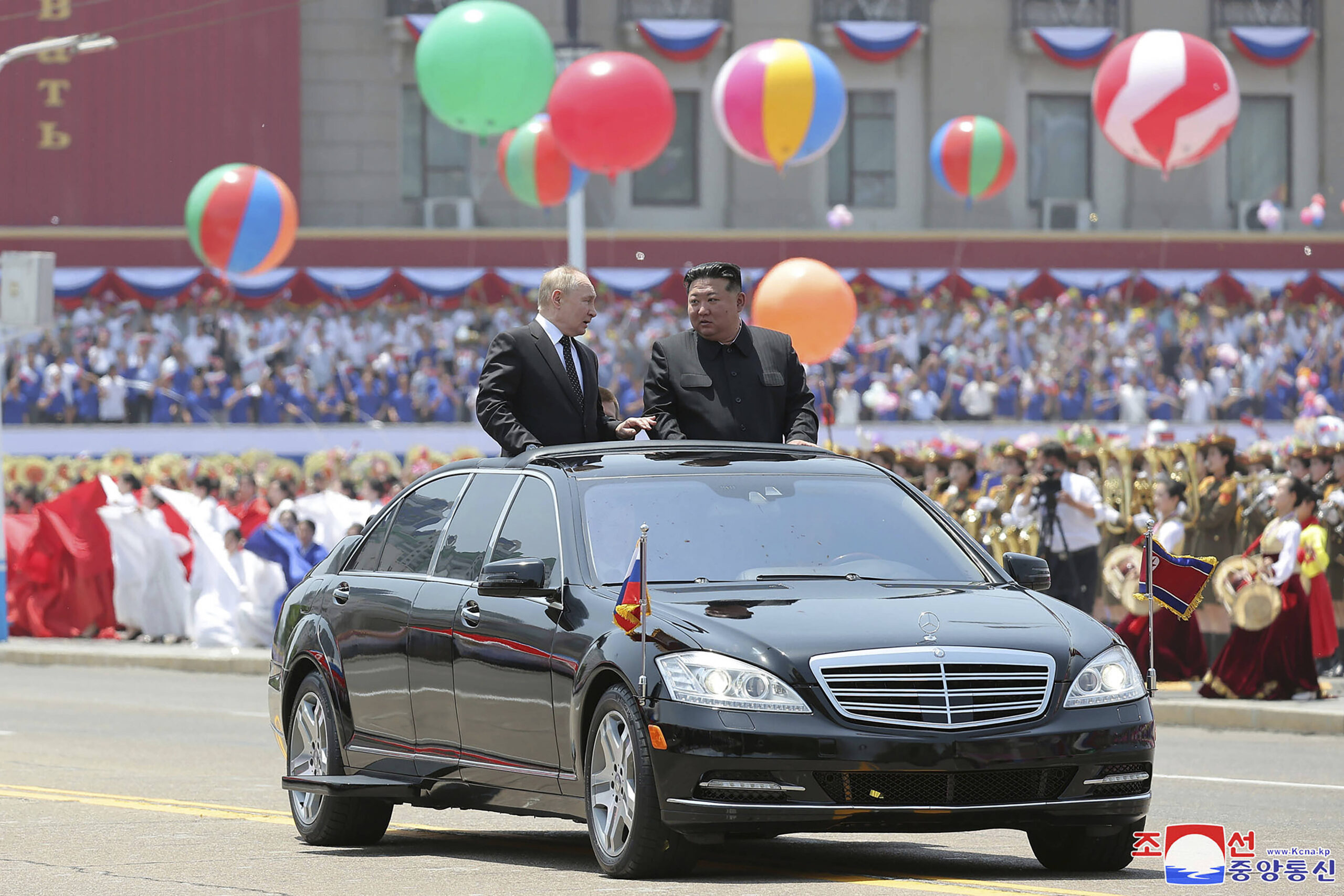 Le président russe Vladimir Poutine et le dirigeant nord-coréen Kim Jong Un défilent en voiture lors de la cérémonie officielle de bienvenue sur la place Kim Il Sung à Pyongyang, en Corée du Nord, le mercredi 19 juin 2024. © AP Photo/KCNA