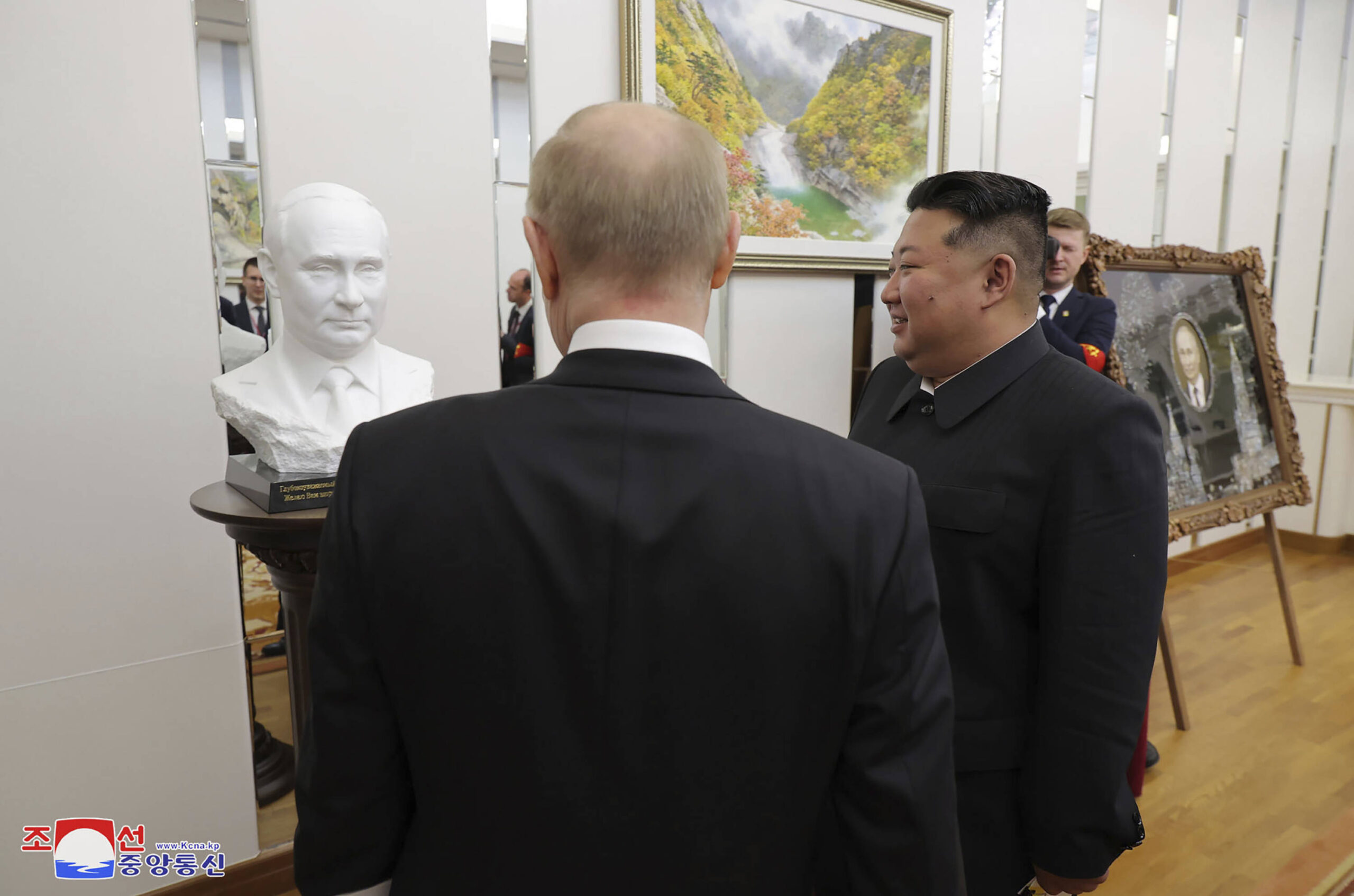 Kim Jong Un, à droite, offre au président russe Vladimir Poutine, à l'avant, un buste à son effigie à la maison des invités d'État à Pyongyang, en Corée du Nord, mercredi 19 juin. © AP Photo/KCNA