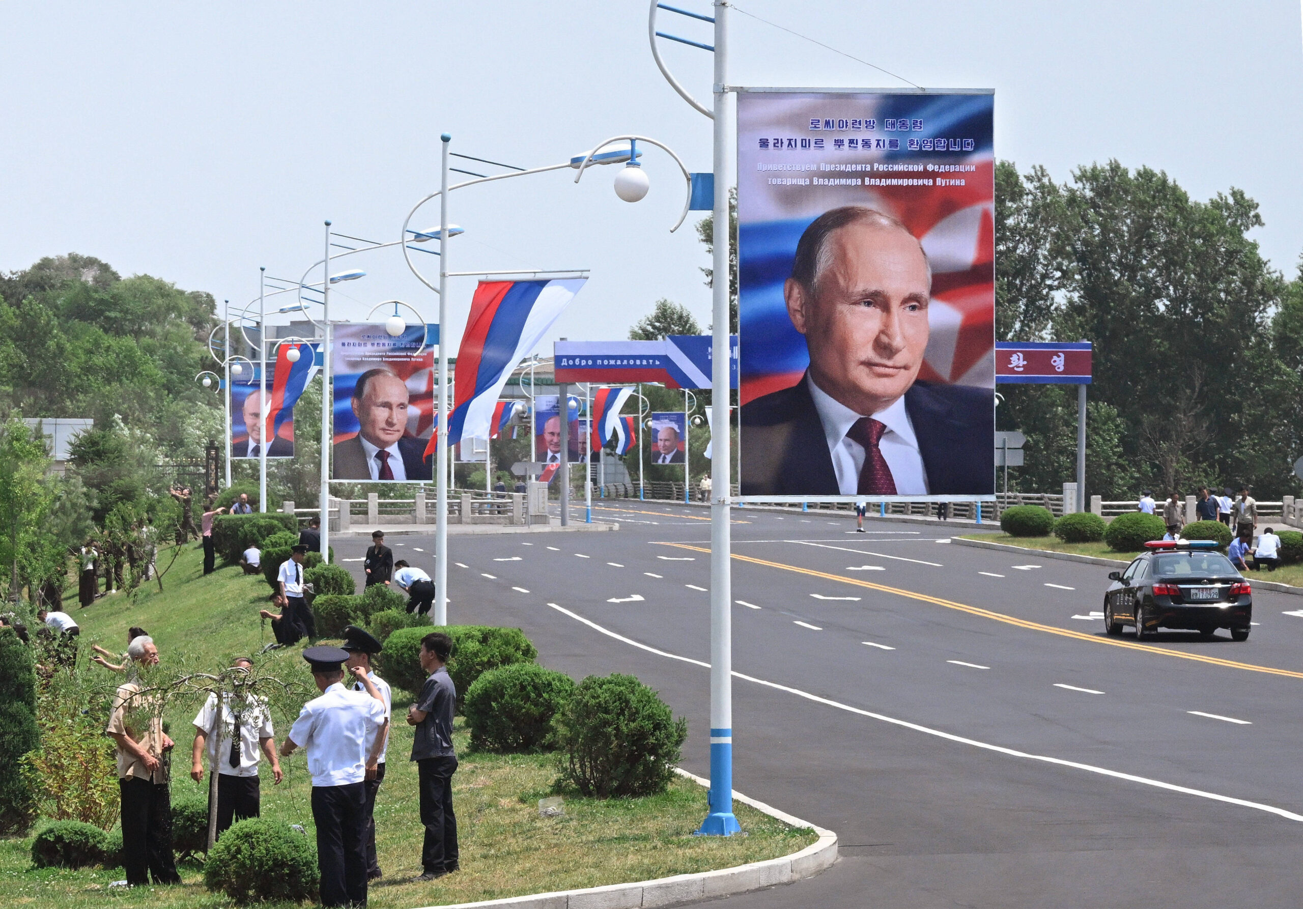 Bannières avec le portrait de Vladimir Poutine le long de la route où passera le cortège présidentiel, Pyongyang, le 18 juin 2024. © AP Photo/Dmitry Azarov