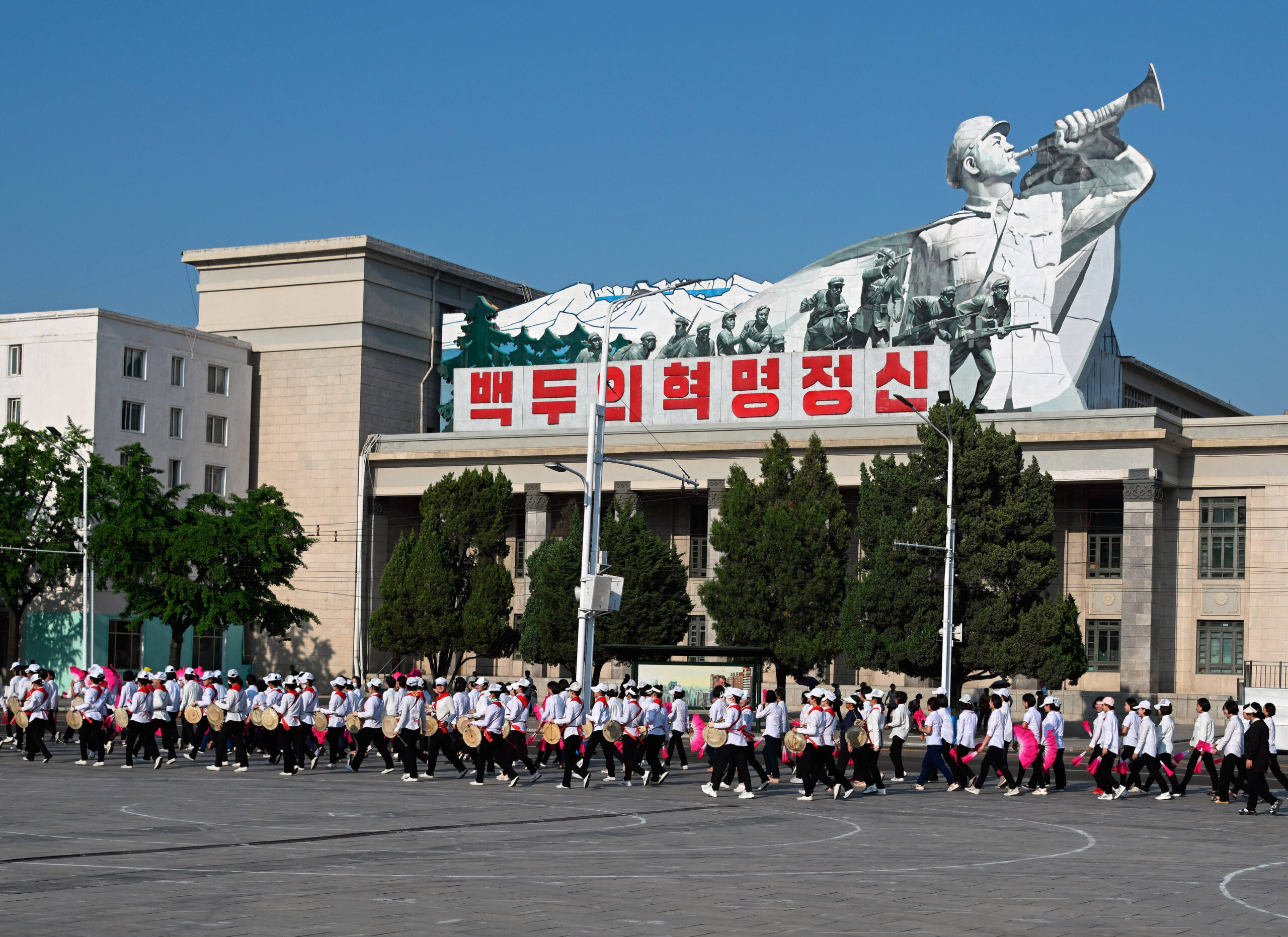 Groupe de batteurs devant le musée central d'histoire de Corée se préparant à la visite d'État du président russe Vladimir Poutine à Pyongyang le 18 juin 2024. © AP Photo/Dmitry Azarov