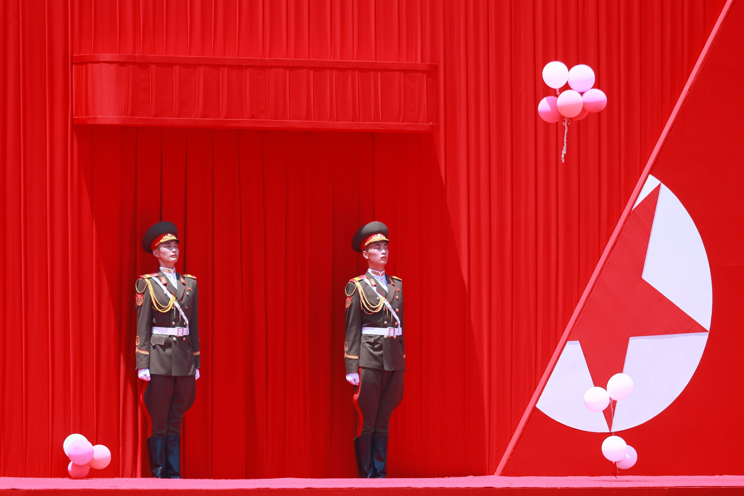 Des militaires sont en rang lors d'une cérémonie officielle sur la place Kim Il-sung pour accueillir le président russe Vladimir Poutine en visite d'État le 19 juin 2024, à Pyongyang. © AP Photo/Vladimir Smirnov