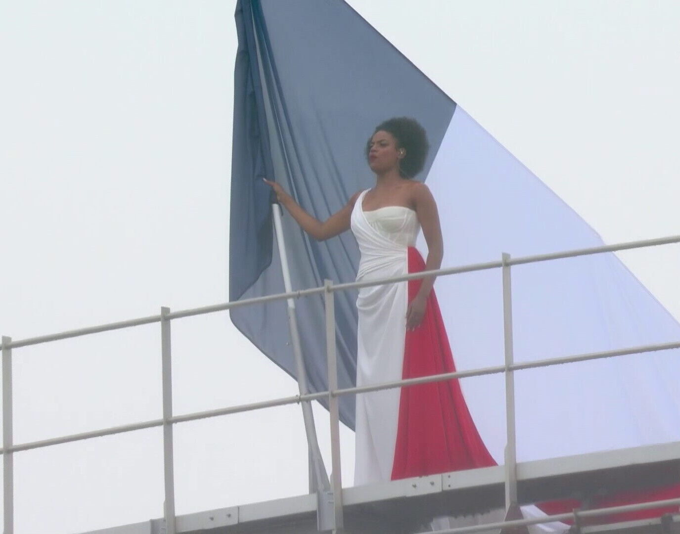 «C’est Axelle Saint-Cirel qui a choisi, au dernier moment, et sous une pluie battante, de monter comme il était prévu sur le toit du Grand Palais. Pour moi, c’est une des images les plus fortes — celle du courage, de la jeunesse, du talent.»