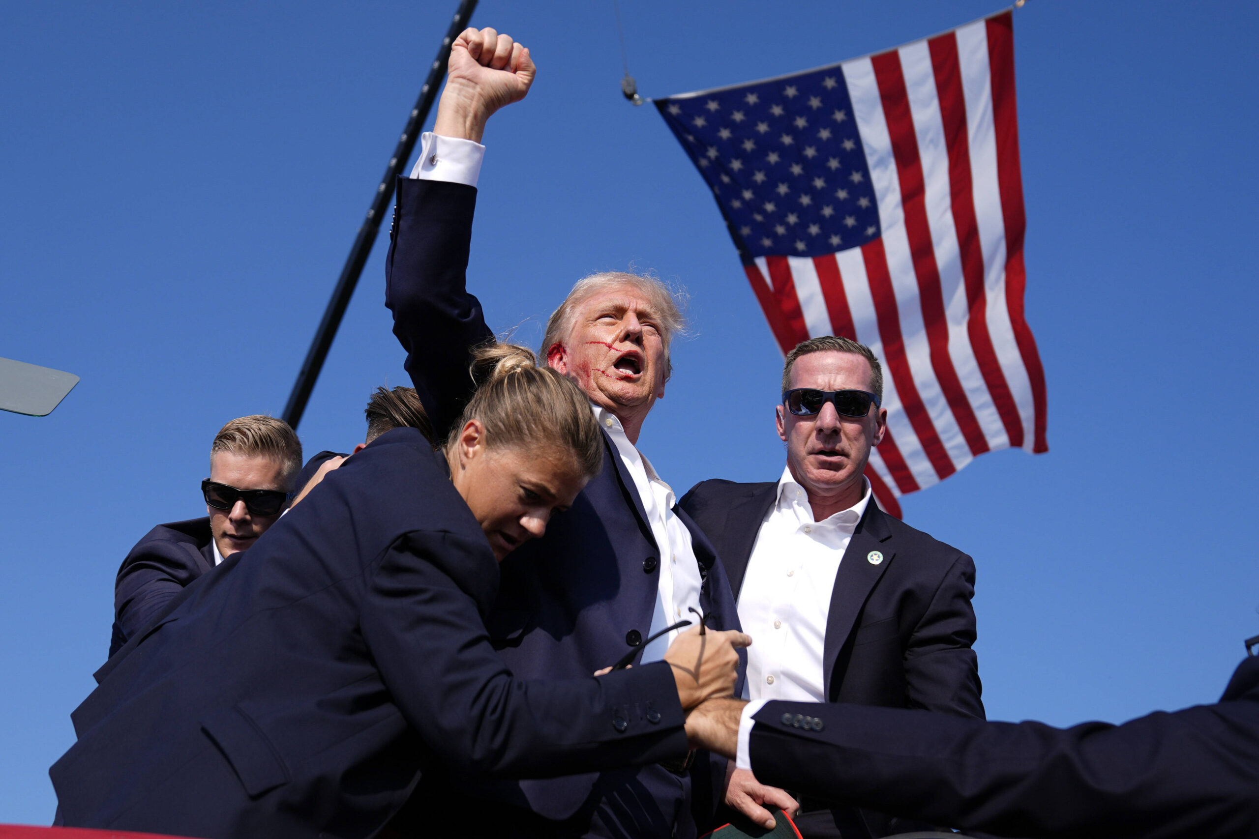 Le candidat républicain à la présidence, l'ancien président Donald Trump, est entouré d'agents des services secrets américains lors d'un rassemblement de campagne, le samedi 13 juillet 2024, à Butler, en Pennsylvanie. © AP Photo/Evan Vucci