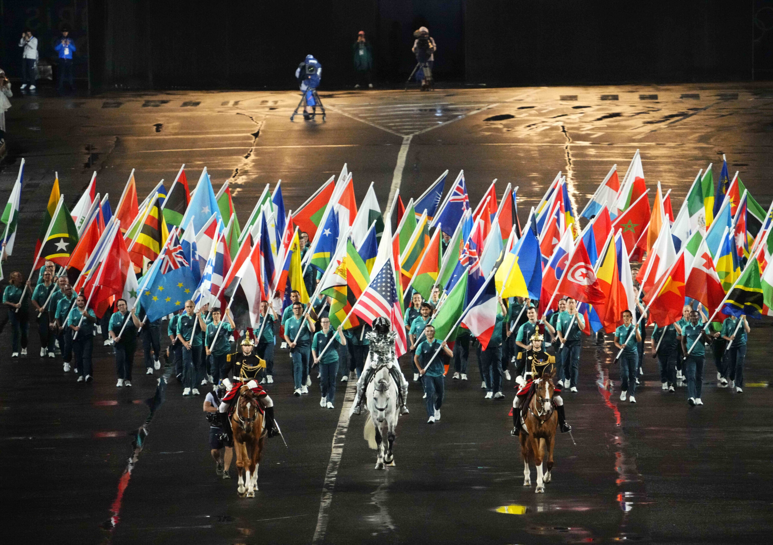 «Le protocole est structurellement ennuyeux : les discours, les serments olympiques, les drapeaux... Il fallait donc disperser le protocole un peu partout, parvenir à le spectaculariser.»