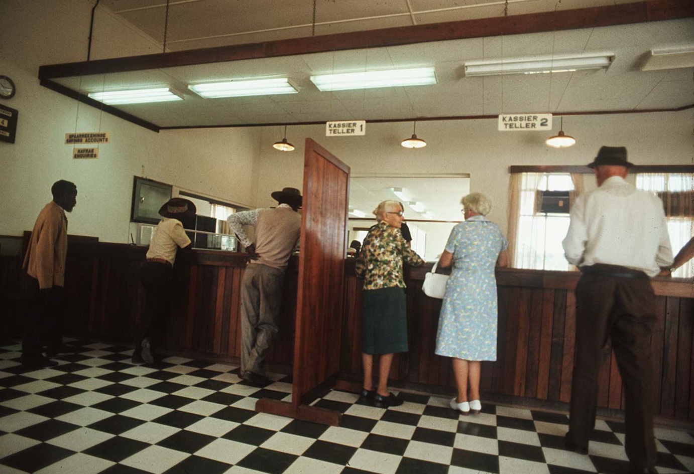 «C'est dans une file d'attente de bureau que je fais ma première expérience concrète de l'apartheid. Pour eux, c’était la même chose ; ces Noirs étaient des étrangers qui venaient travailler à Johannesburg et s'ils n'avaient pas le droit d’y rester, ils devaient partir.» © SIPA