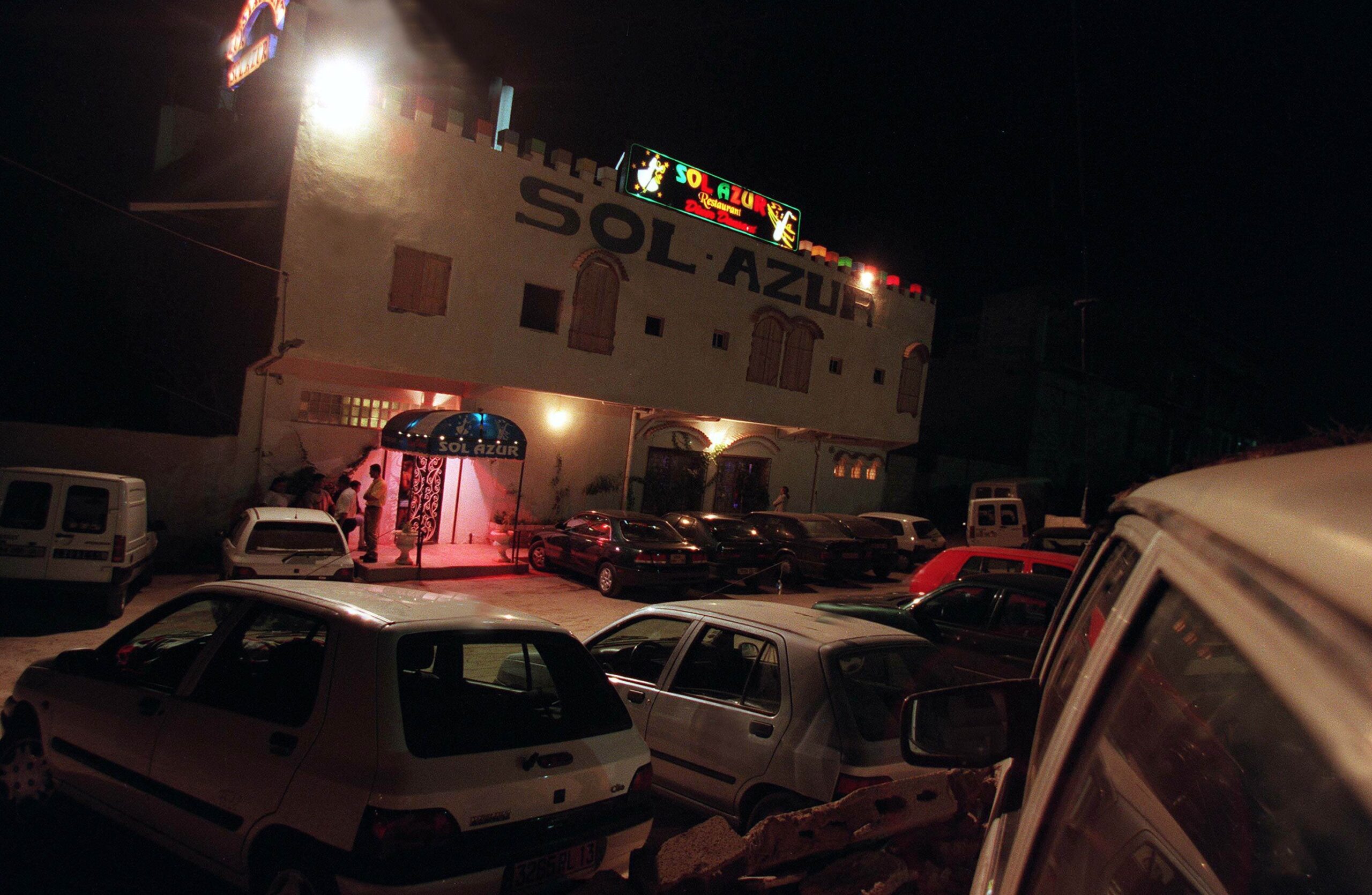 Devant le cabaret Sol Azur, dans les années 1990. © Isabelle Simon/SIPA