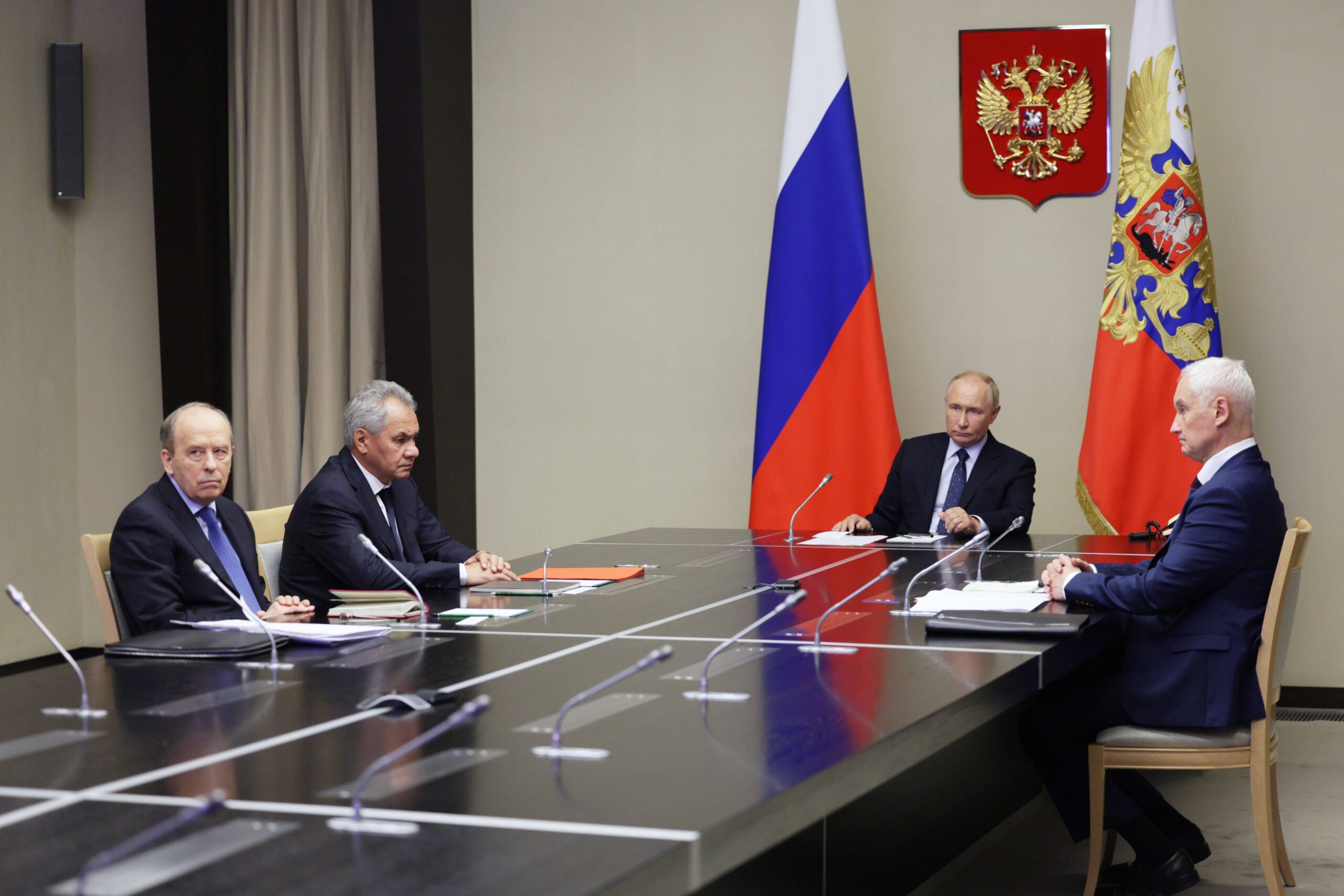 Le vice ministre Alexander Bortnikov, chef du Service fédéral de sécurité russe, Sergei Shoigu, secrétaire du Conseil de sécurité, le président Vladimir Poutine et Andrei Belousov, ministre de la défense (de gauche à droite), participent à une réunion à la résidence de Novo-Ogaryovo pour discuter des développements actuels dans la région de Koursk.