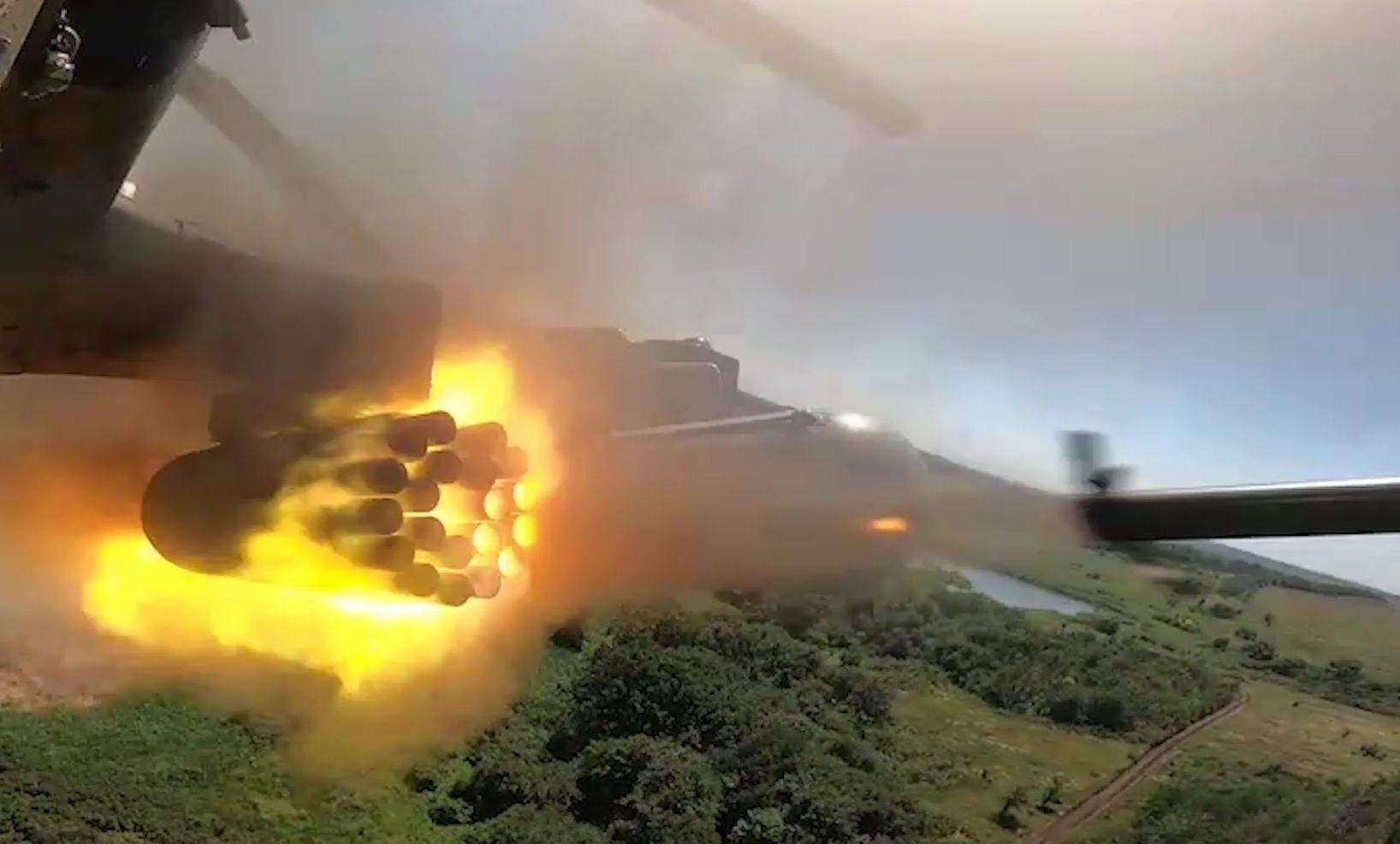 Dans cette vidéo diffusée par le ministère russe de la Défense, une image prise à partir d'une caméra embarquée montre un hélicoptère d'attaque Kamov Ka-52 «Alligator» tirant des missiles sur des positions ukrainiennes. © Ministère russe de la défense