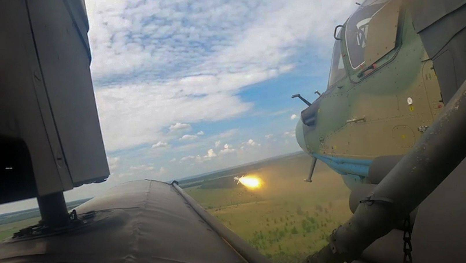 Sur cette image vidéo diffusée par le ministère russe de la Défense, un hélicoptère d'attaque Kamov Ka-52 «Alligator» tire des missiles sur des positions ukrainiennes. © Ministère russe de la défense