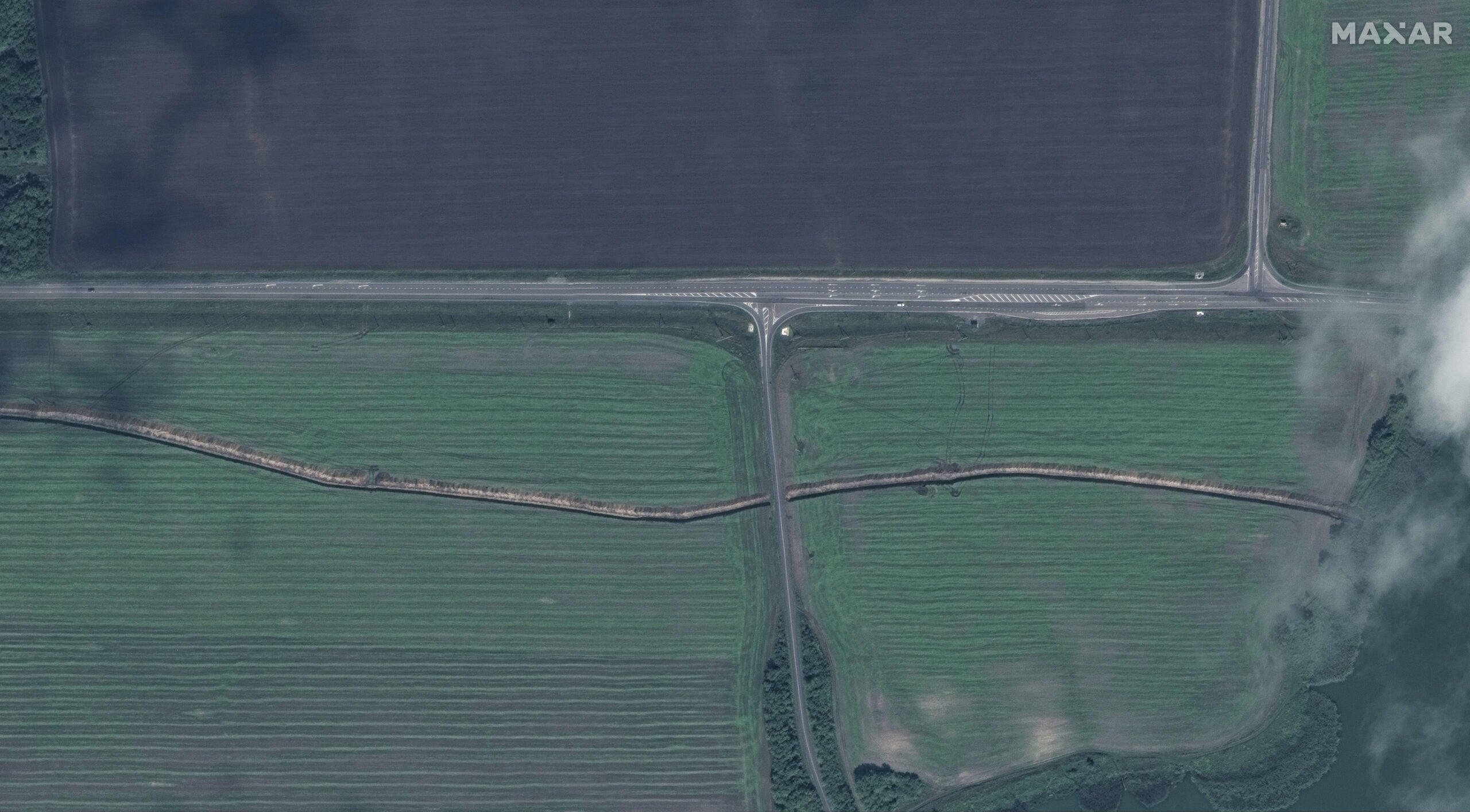 Cette image publiée par Maxar Technologies montre des tranchées défensives qui ont été construites près de Lgov et parallèlement à l'autoroute E38, à l'ouest de Koursk, en Russie, le lundi 12 août 2024. © Image satellite ©2024 Maxar Technologies via AP