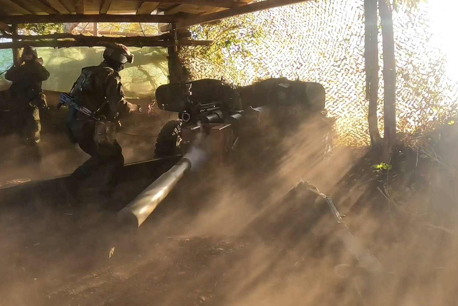 Dans cette photo tirée d'une vidéo publiée par le service de presse du ministère de la Défense russe le vendredi 16 août 2024, un soldat russe tire avec un canon antichar Rapira dans la zone frontalière de la région de Koursk, en Russie. © Service de presse du ministère russe de la Défense via AP