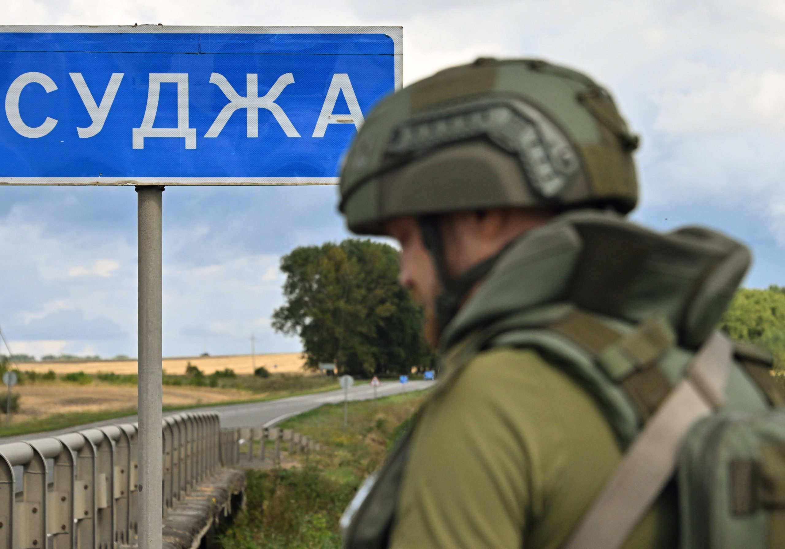 Le correspondant militaire de Komsomolskaya Pravda Alexander Kots sur l'autoroute dans la région de Koursk, au panneau indiquant la ville de Sudzha. © Anatoliy Zhdanov/Kommersant/Sipa USA