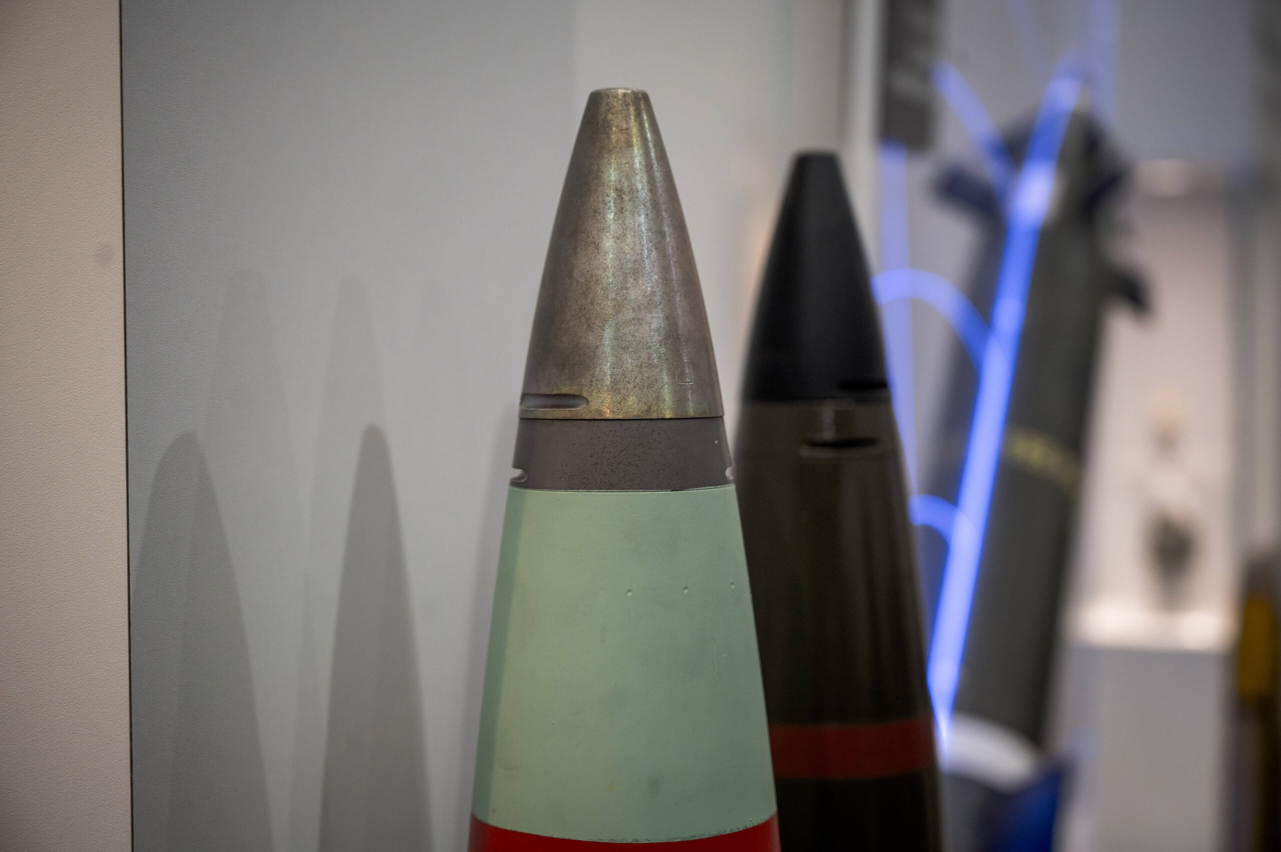 Munitions d'artillerie de 155mm dans le showroom des locaux de Nexter/KNDS. 2 avril 2024, Versailles, France. © Nicolas Messyasz/SIPA