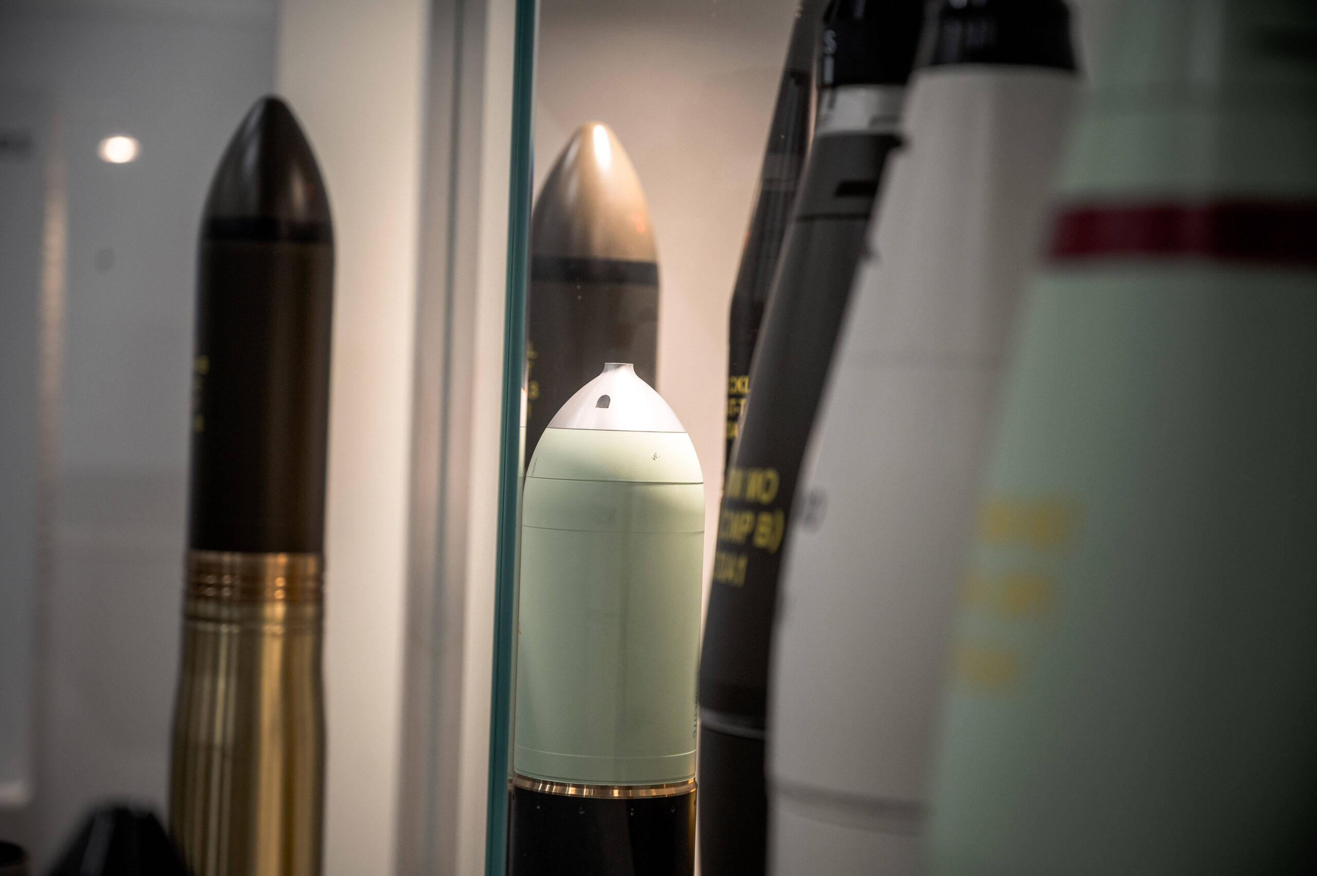 Munitions d'artillerie dans le showroom des locaux de Nexter/KNDS. 2 avril 2024, Versailles, France. © Nicolas Messyasz/SIPA