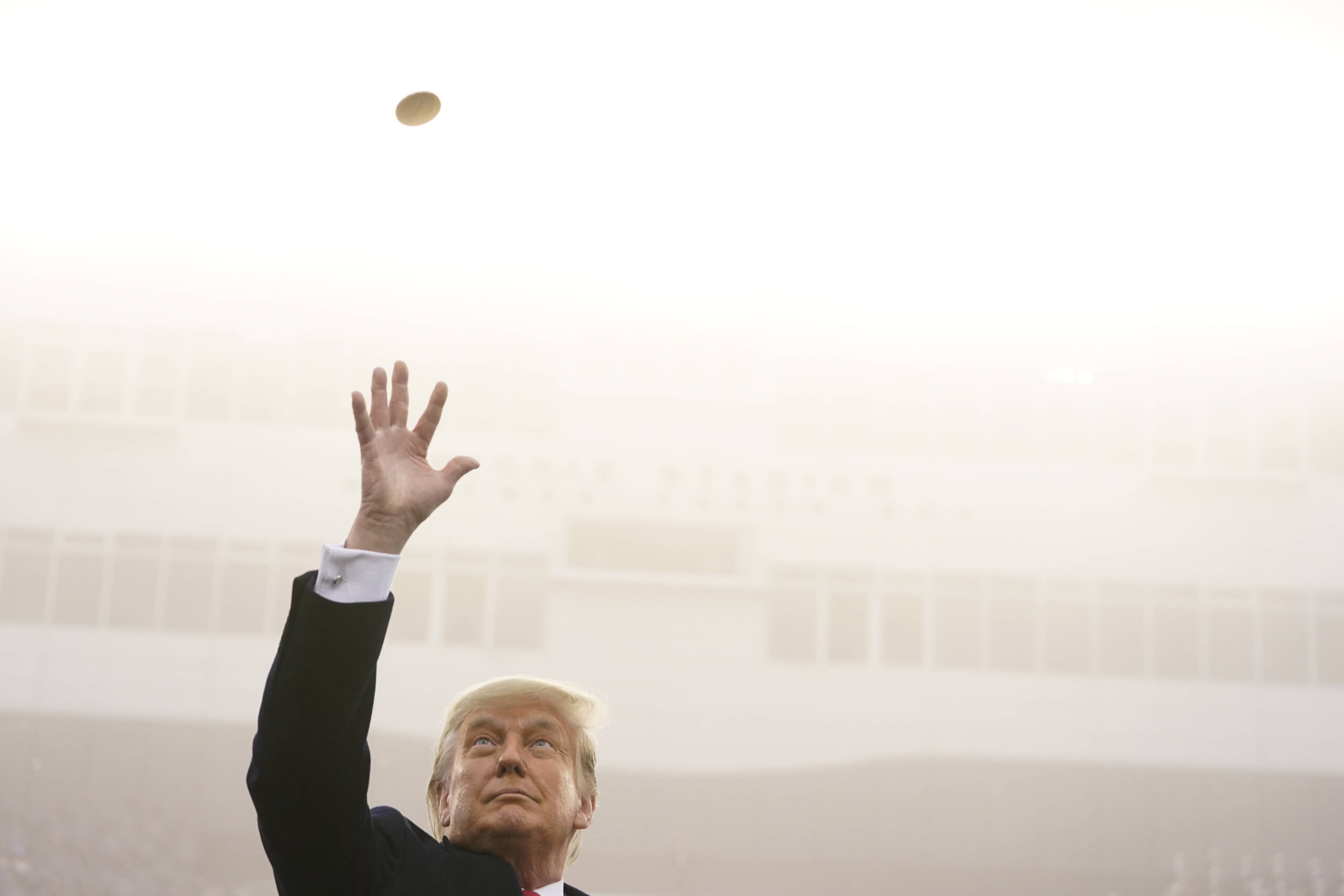 Le président Donald Trump lance une pièce en l'air avant le début du 121e match de football américain entre l'armée de terre et la marine dans le stade Michie de l'Académie militaire des États-Unis, le samedi 12 décembre 2020, à West Point, dans l'État de New York. © AP Photo/Andrew Harnik