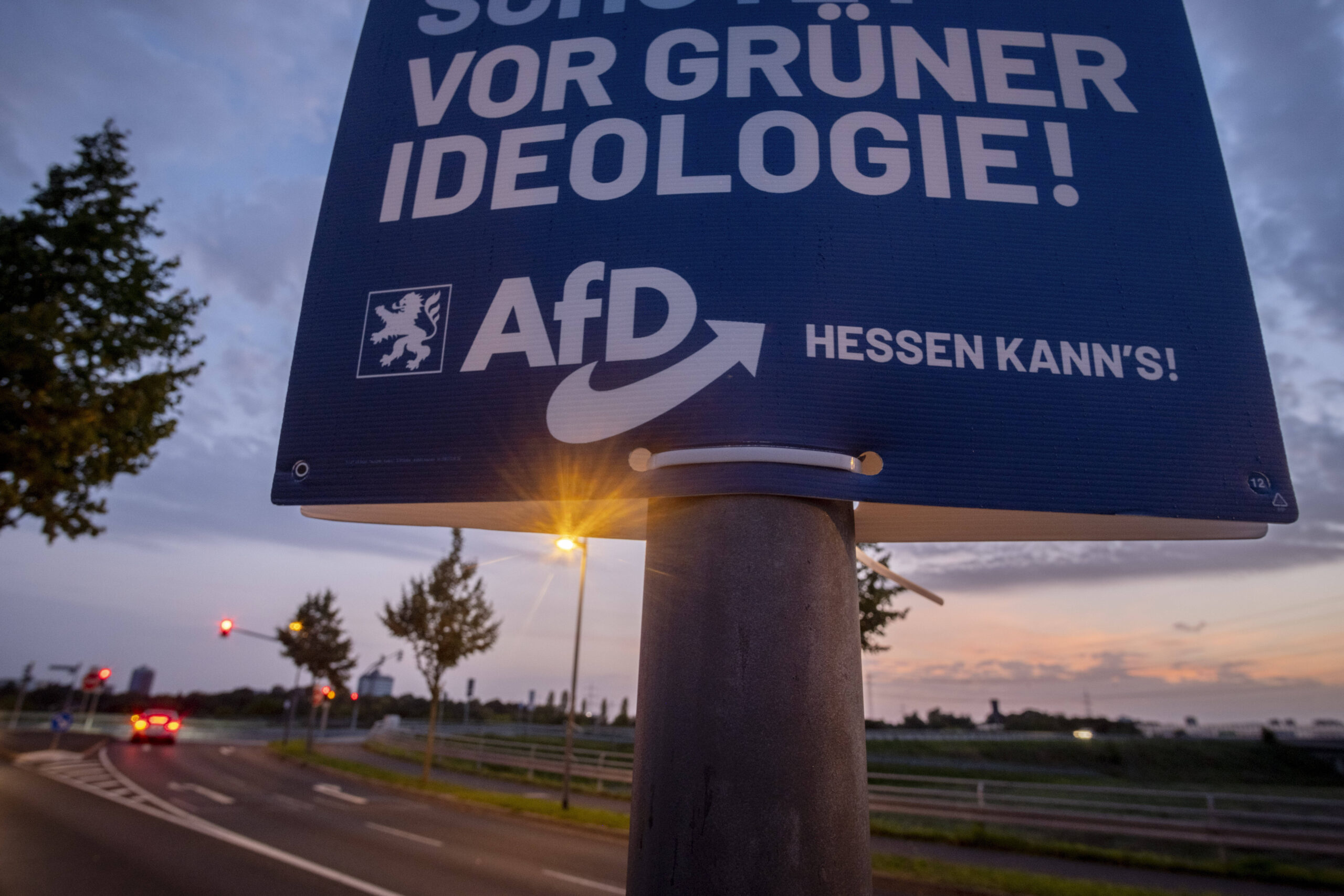 Une affiche électorale du parti de droite AfD fixée sur un poteau lors des élections fédérales de Hesse à Francfort, Allemagne, dimanche 8 octobre 2023. © AP Photo/Michael Probst