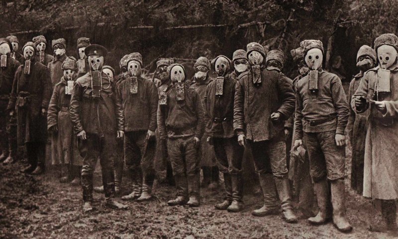 Soldats de la Légion tchécoslovaque portant des masques à gaz Zelinsky-Kummant, 1916-1917