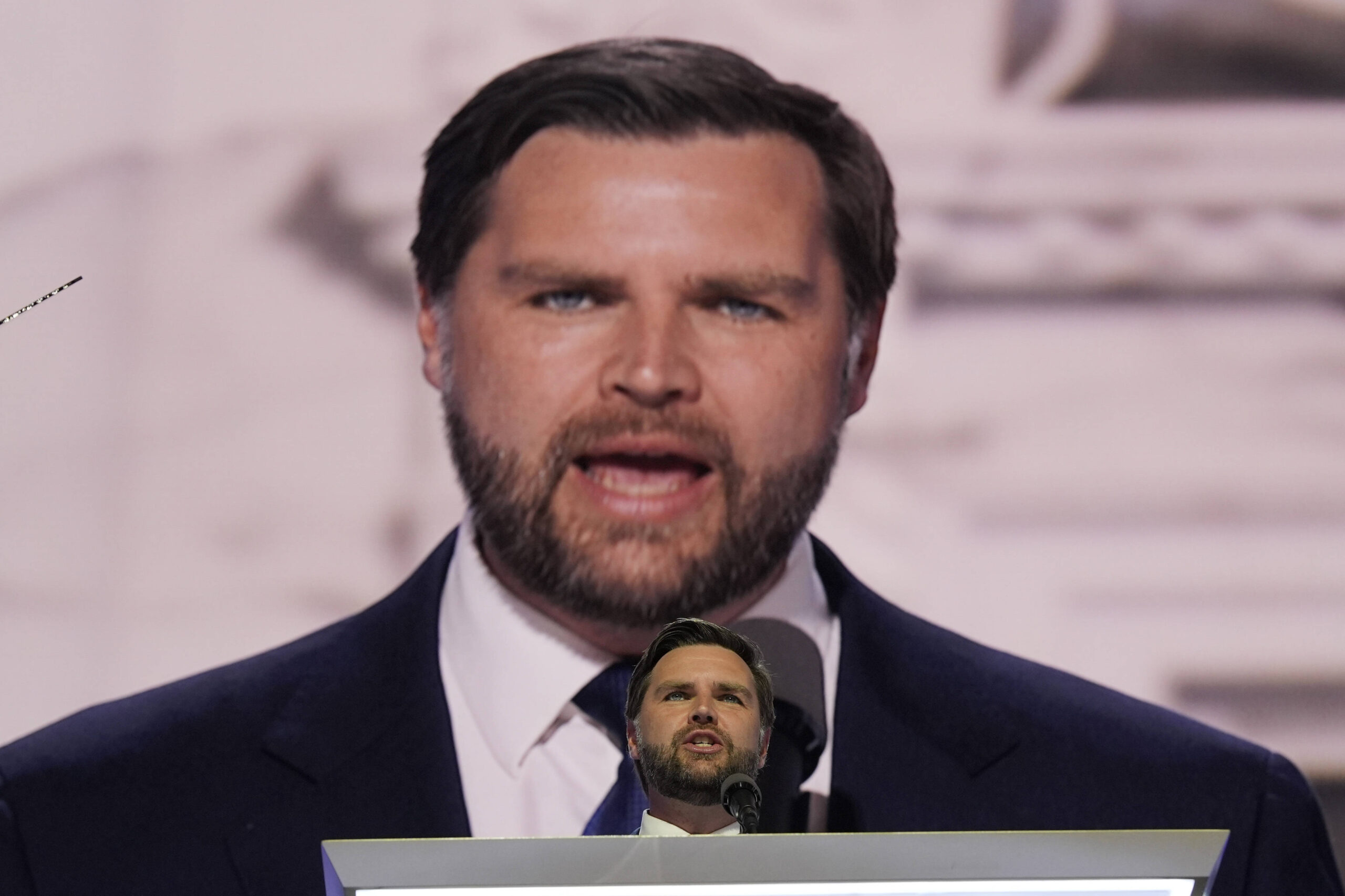 Le candidat républicain à la vice-présidence, le sénateur J. D. Vance, R-Ohio, prend la parole lors de la Convention nationale républicaine de 2024 au Fiserv Forum, le mercredi 17 juillet 2024, à Milwaukee. © AP Photo/Carolyn Kaster