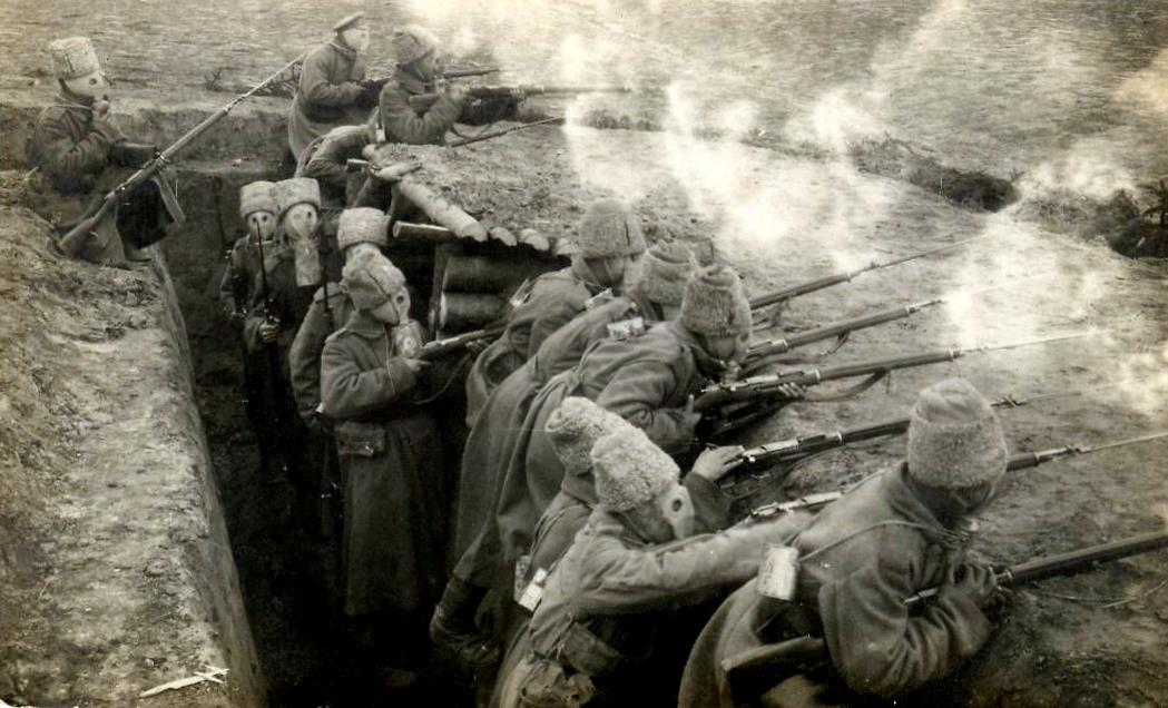 Soldats du 267e régiment d'infanterie de Dukhovshchinsky portant des masques à gaz Zelinsky-Kummant, 1916