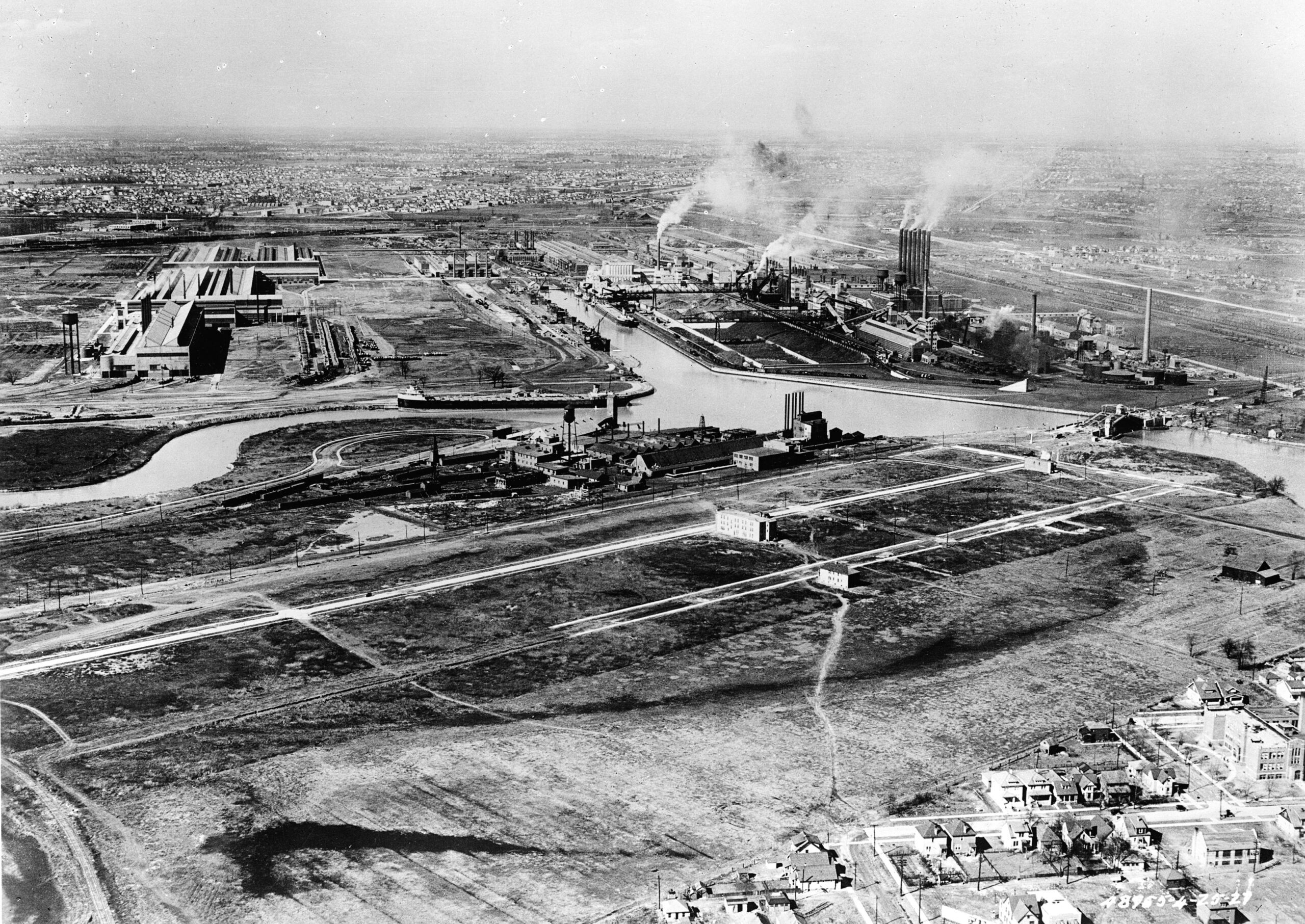 «Dans son usine de River Rouge, dans le Michigan, Ford a mis en place une organisation «à plat» qui permettait de déplacer les voitures sur toute la surface. Des machines électriques décentralisées effectuaient des tâches qui, auparavant, ne pouvaient être réalisées que par des ouvriers.»