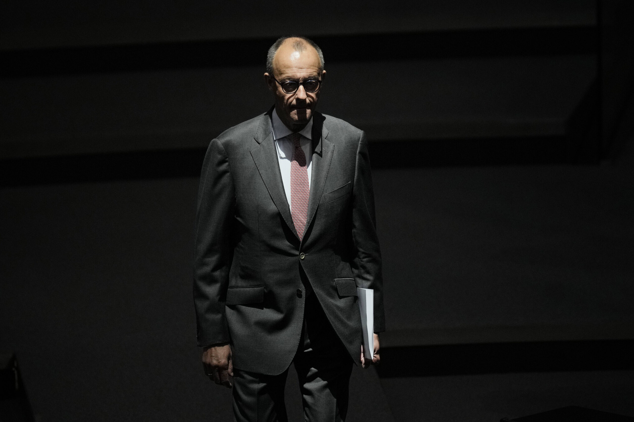 Olaf Scholz et Friedrich Merz arrivent pour le deuxième jour du débat sur le budget 2024 au Bundestag, à Berlin, le 6 septembre 2023. © Markus Schreiber/AP/SIPA