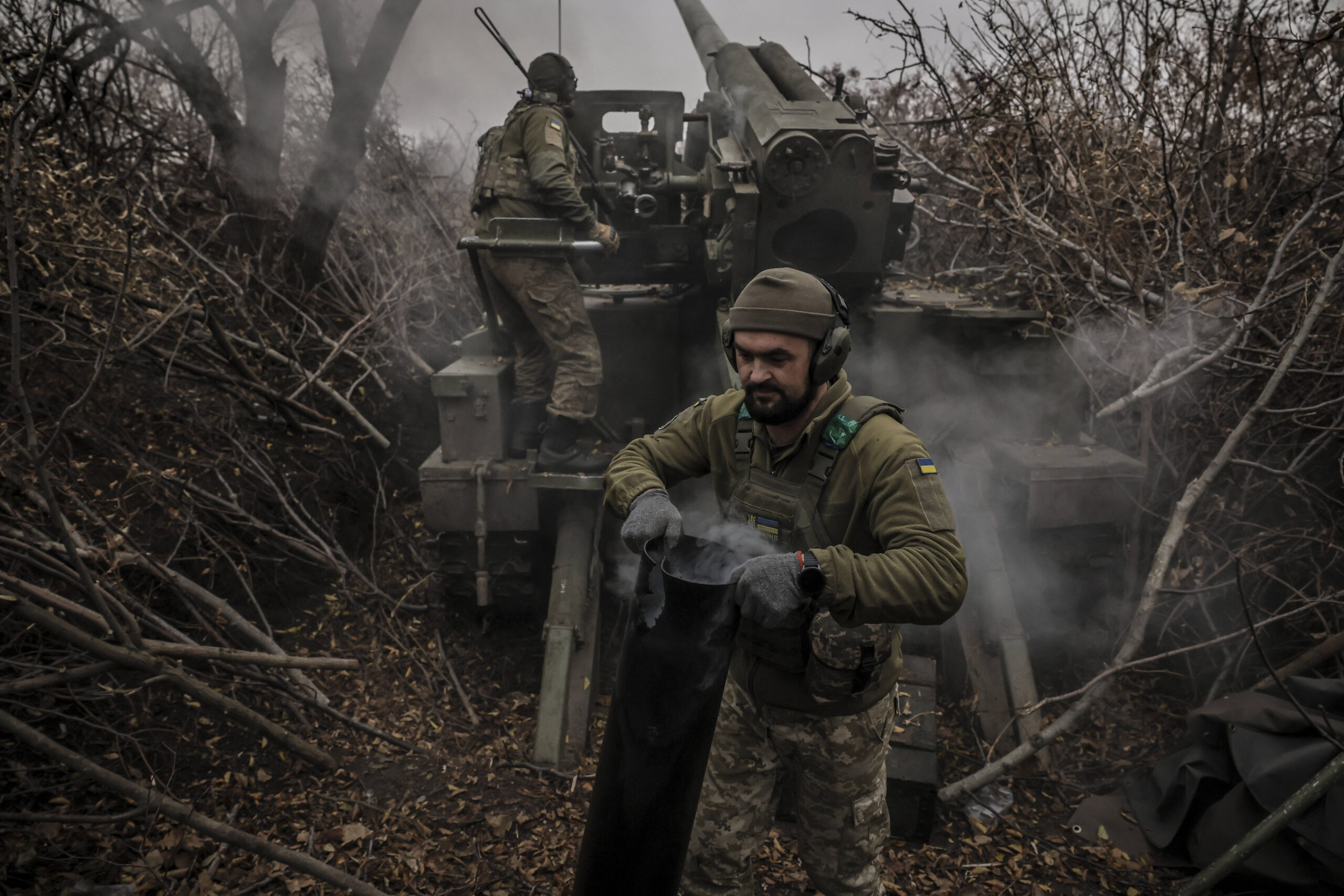 Les militaires de la 24e Brigade mécanisée tirent avec l'obusier automoteur 2s5 de 152 mm en direction des positions russes près de Chasiv Yar, dans la région de Donetsk, en Ukraine, le lundi 18 novembre 2024. © Ukraine's 65th Mechanised Brigade/AP/SIPA