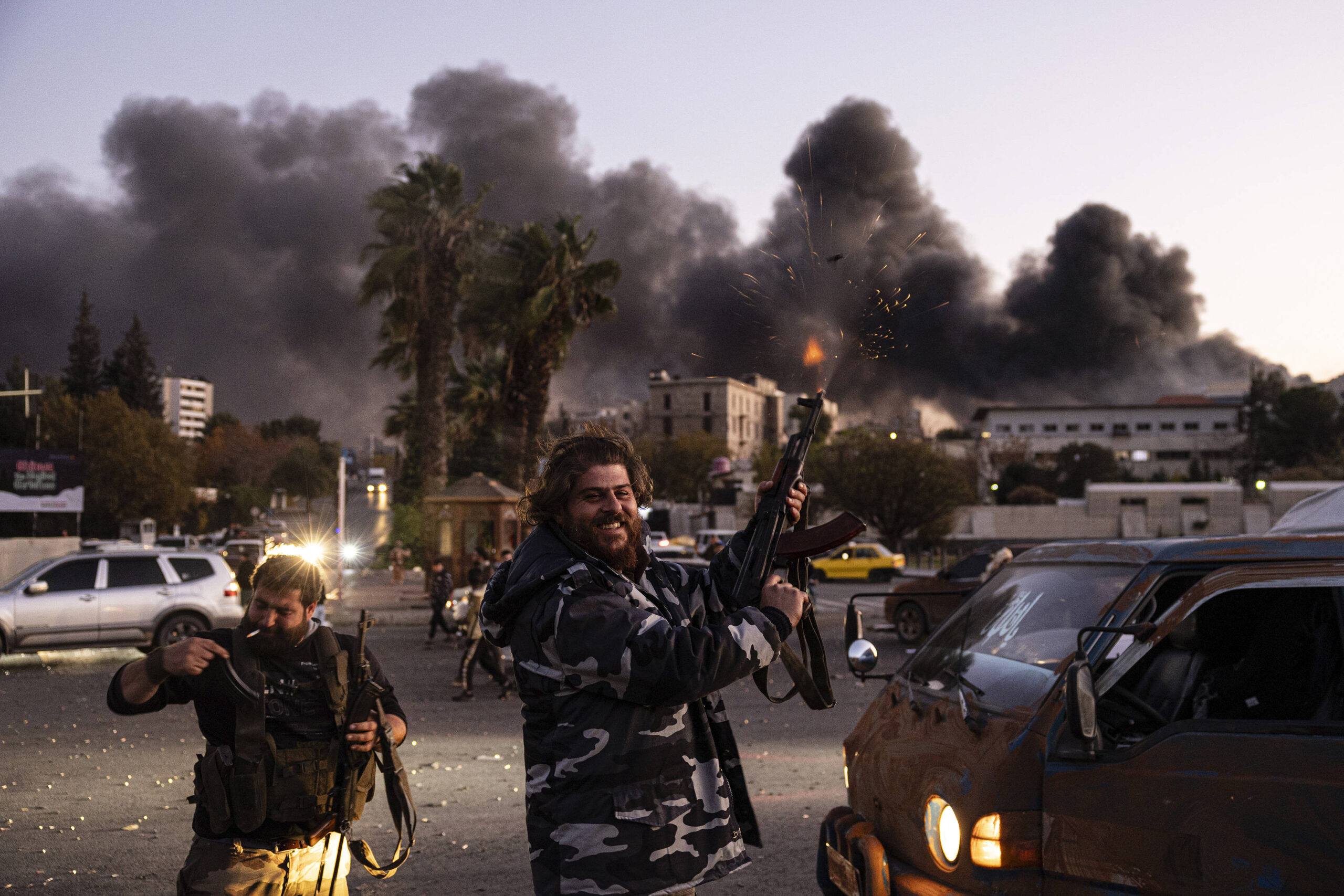 Personnes tirant en l'air alors qu'ils célèbrent la chute du gouvernement syrien à Damas, Syrie, dimanche 8 décembre 2024. © Ugur Yildirim/Dia Photo via AP