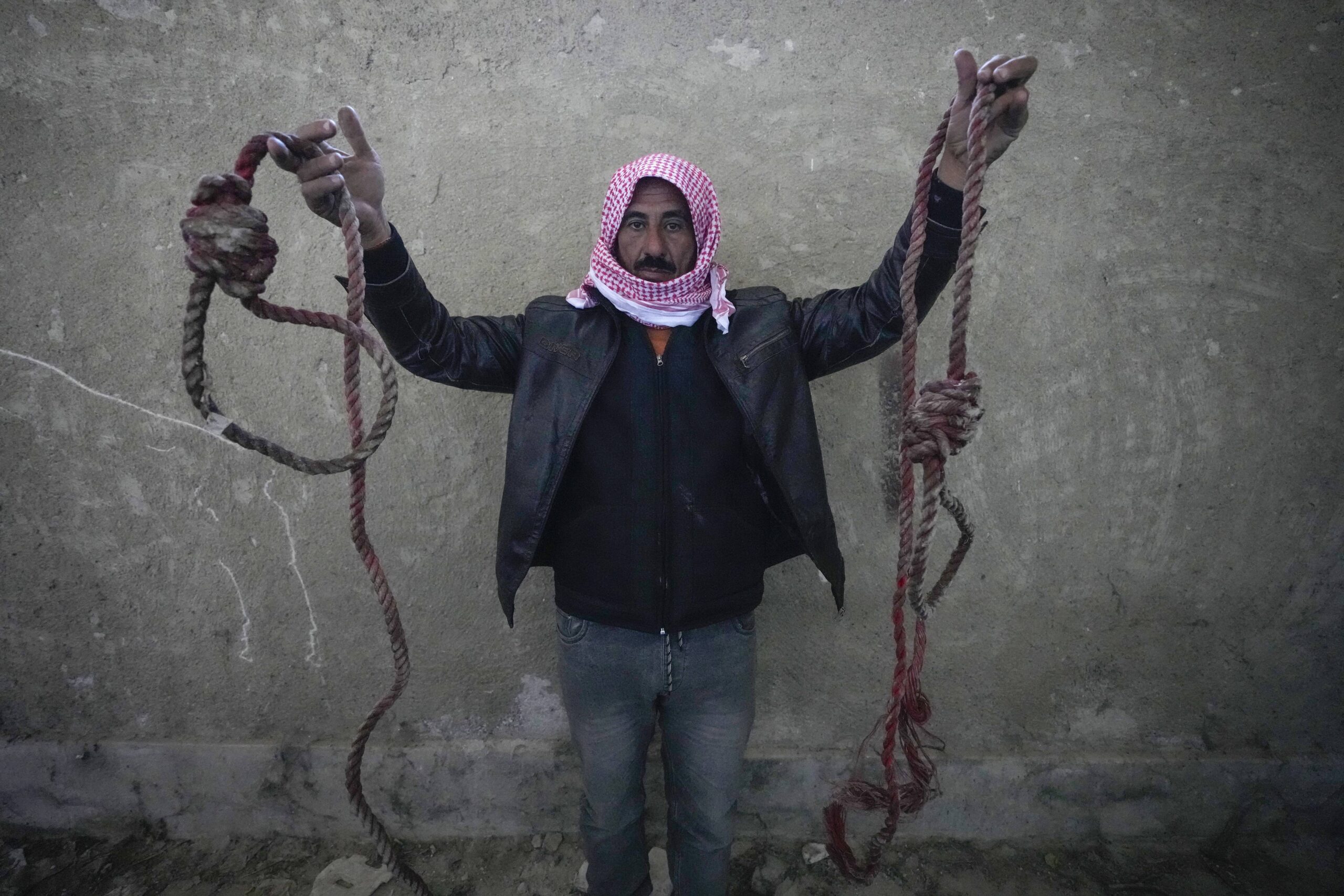 Un homme pose dans la prison militaire de Saydnaya, juste au nord de Damas, Syrie, lundi 9 décembre 2024. © AP Photo