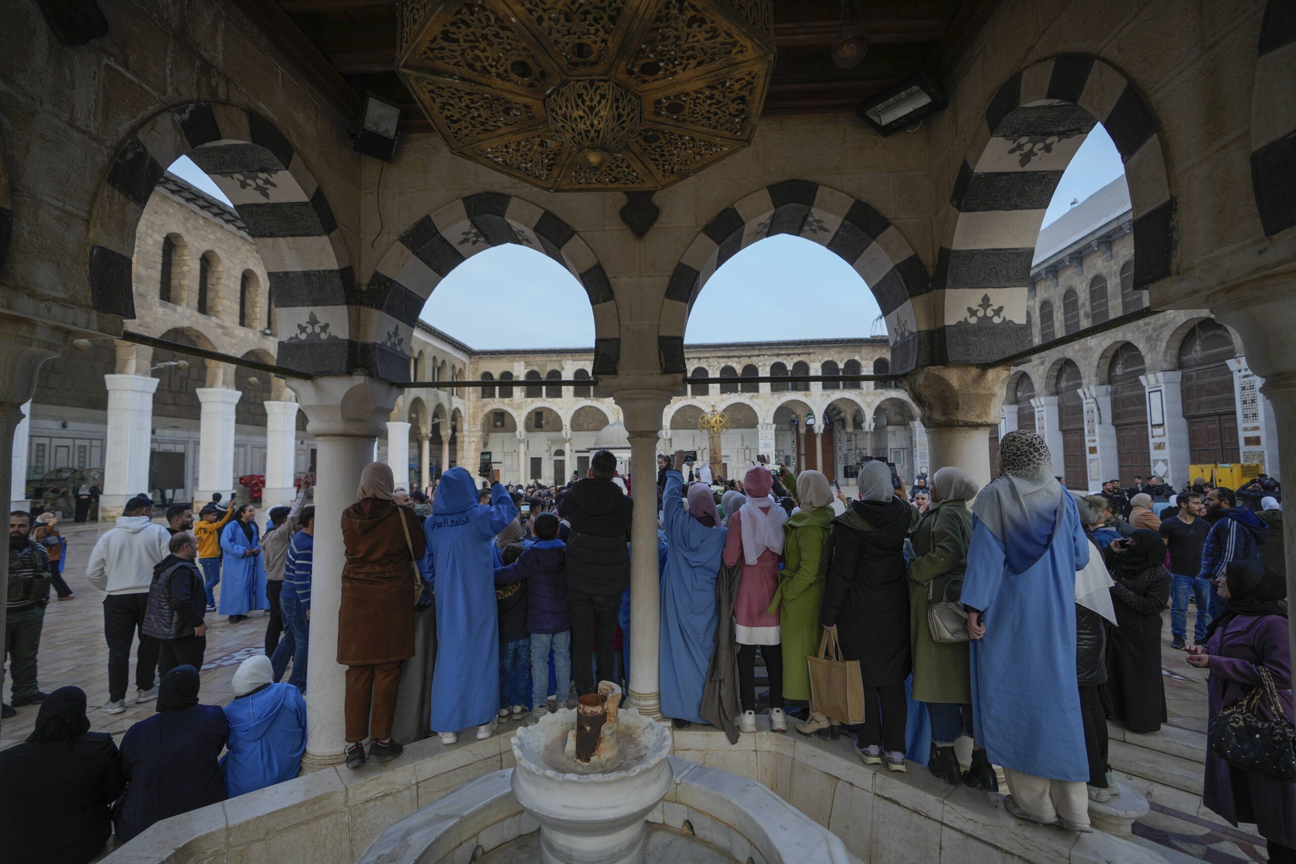 Les partisans de l'opposition célèbrent dans la cour de la mosquée des Omeyyades dans la vieille ville fortifiée de Damas, en Syrie, le mardi 10 décembre 2024. © AP Photo/Hussein Malla