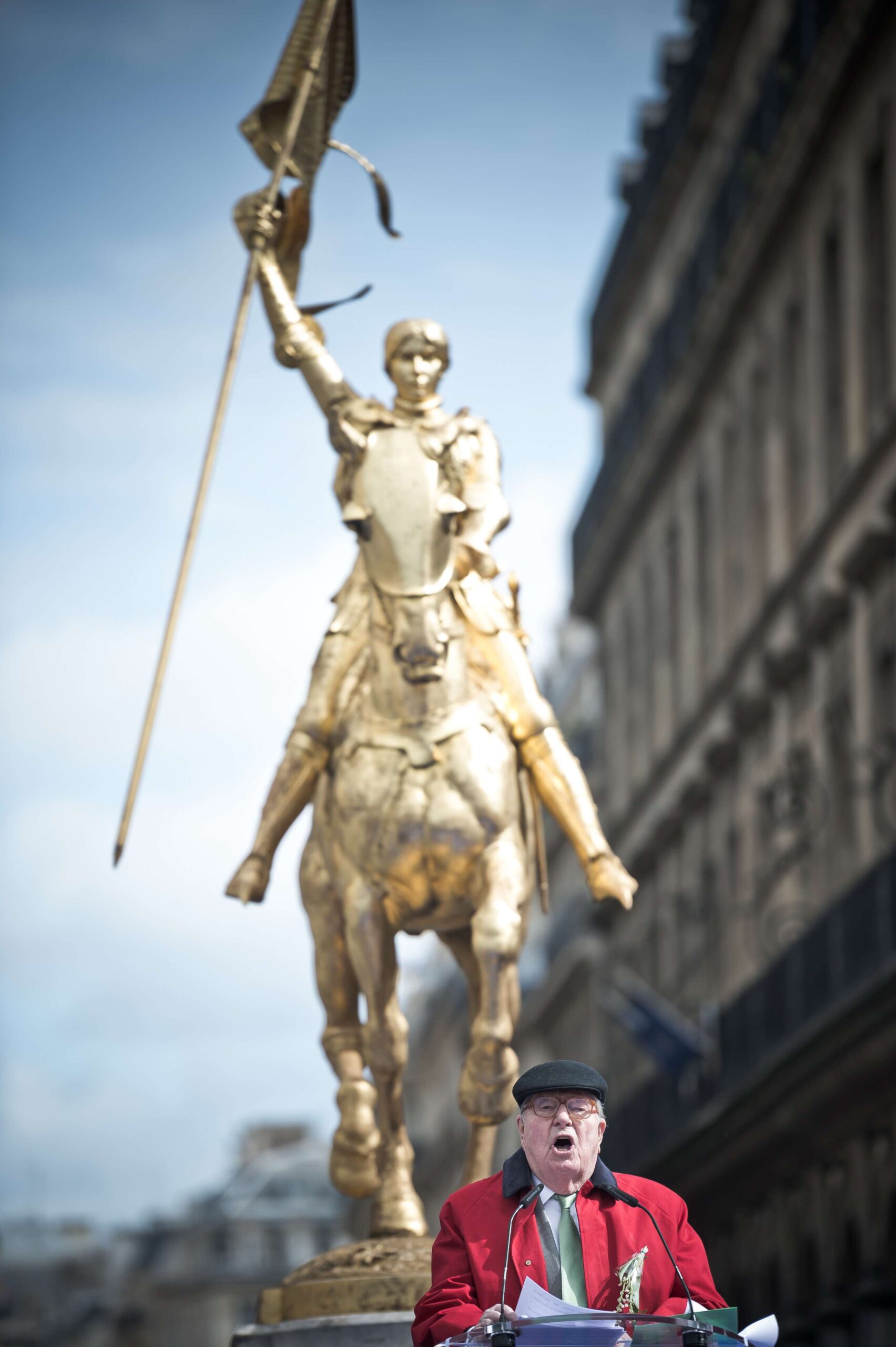 Jean-Marie Le Pen rendant hommage à Jeanne d'Arc le 1er mai 2017. © Nicolas Messyasz/SIPA