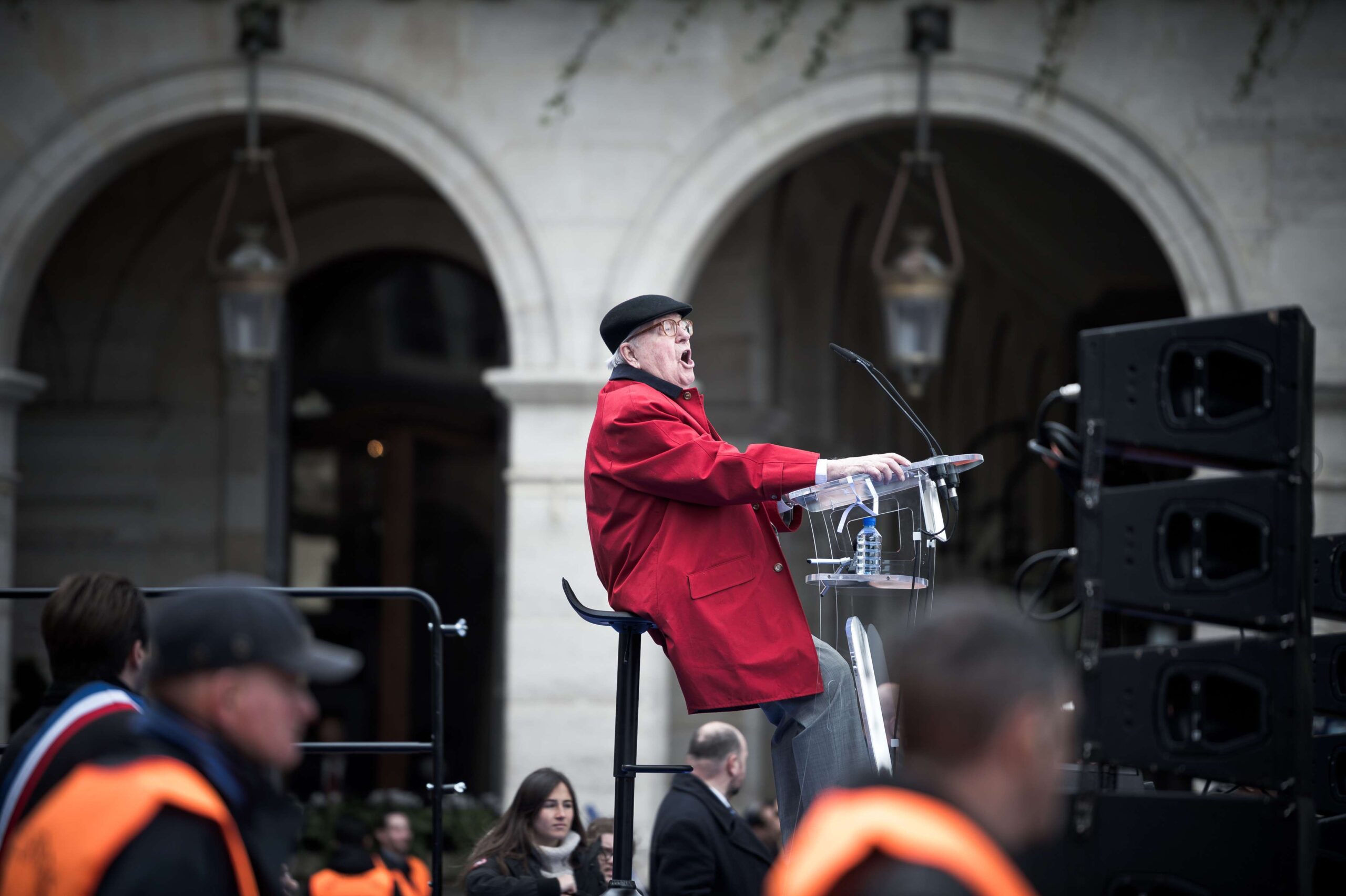 Jean-Marie Le Pen rendant hommage à Jeanne d'Arc le 1er mai 2017. © Nicolas Messyasz/SIPA