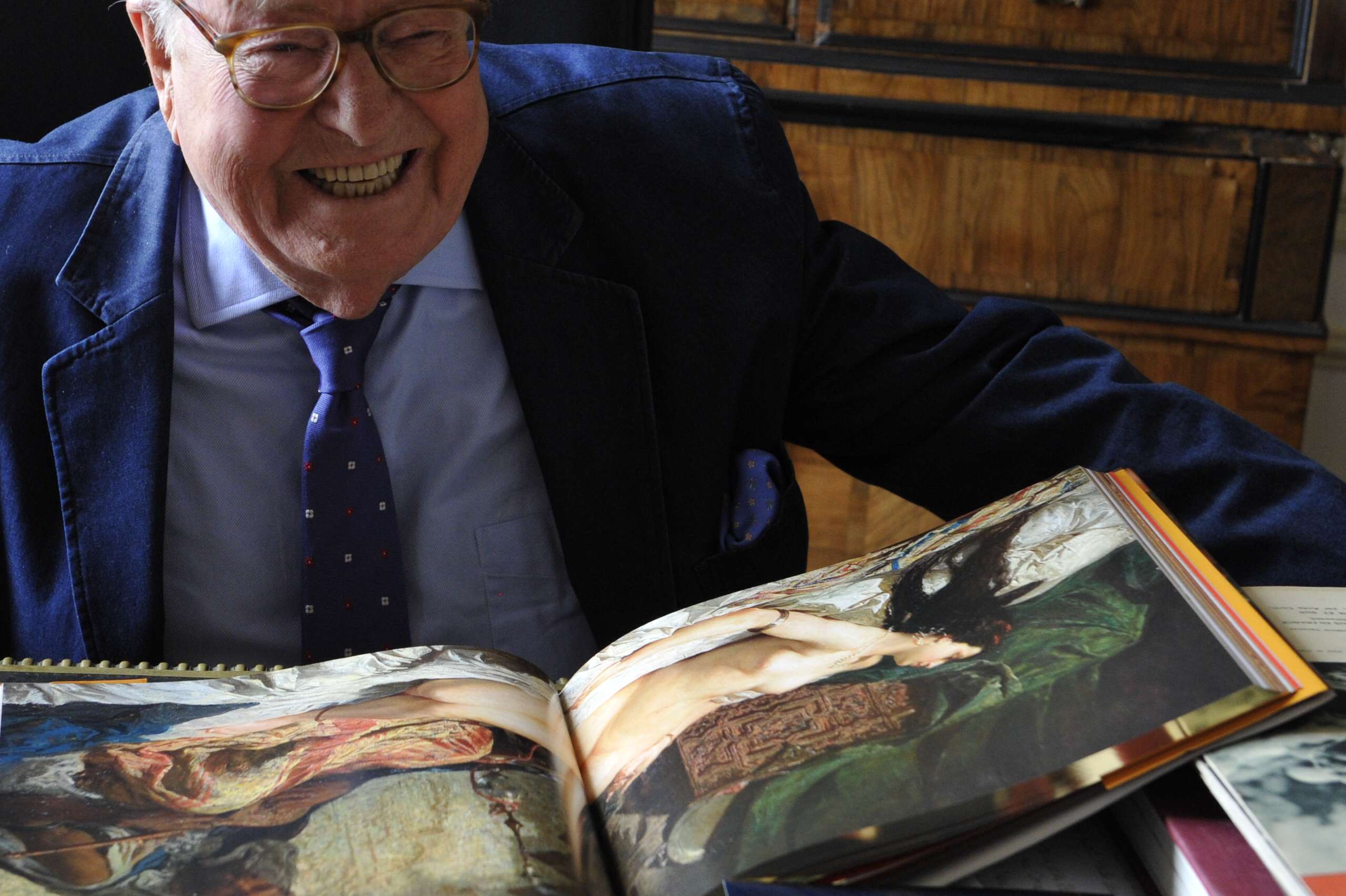 Jean-Marie Le Pen dans son bureau, devant le livre «Rêves d'Orient» de Serge Moati. Domaine de Montretout. Saint-Cloud, le 12 octobre 2017. © Sarah Alcalay/SIPA