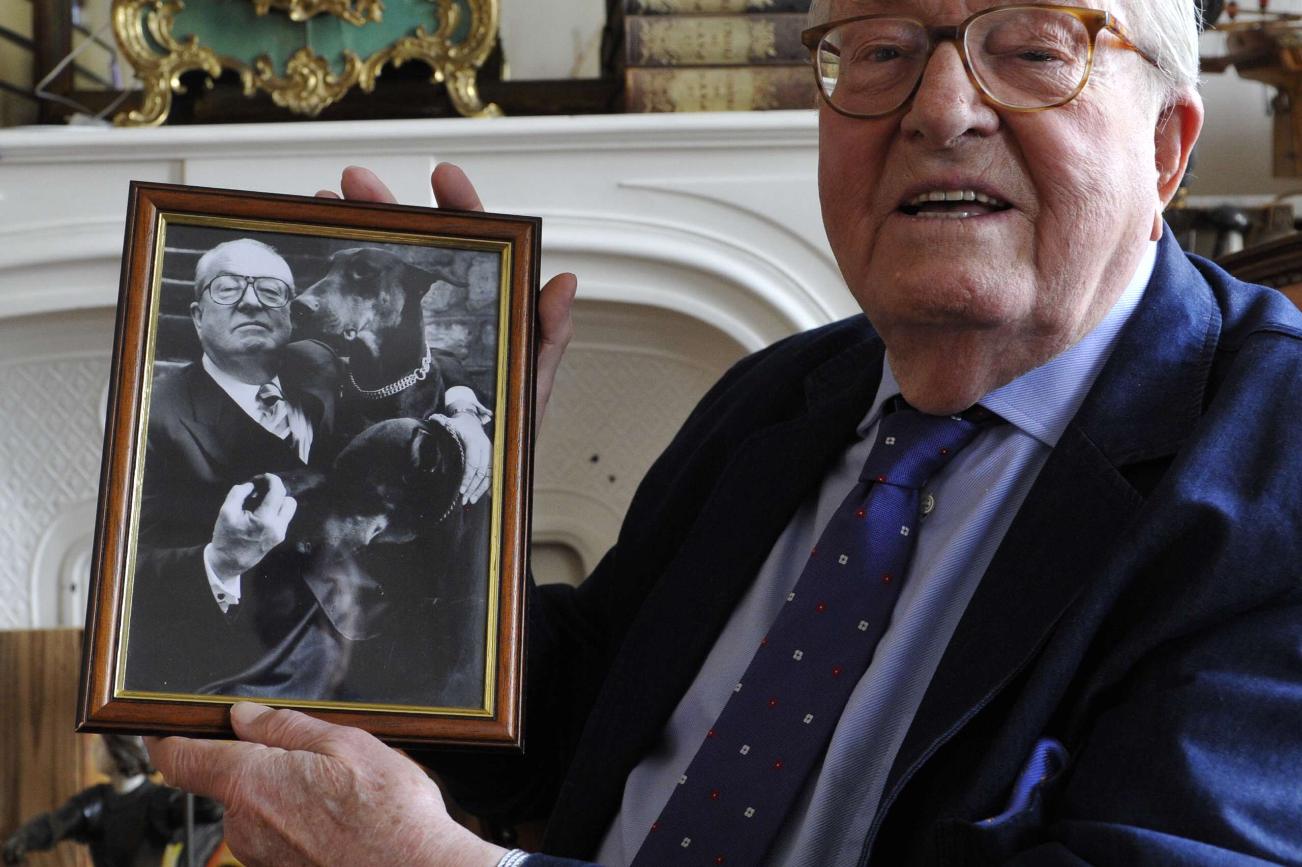 Jean-Marie Le Pen dans son bureau, montre une photo de lui et ses chiens Gaulois et Gitane prise par Helmut Newton. Domaine de Montretout. Saint-Cloud, le 12 octobre 2017. © Sarah Alcalay/SIPA