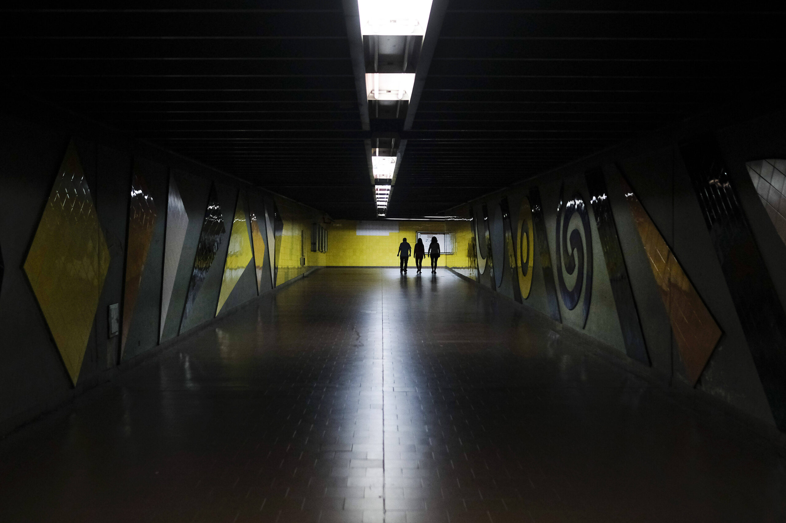 Des usagers sortent d'une station de métro à Caracas, au Venezuela, le mardi 2 mars 2021. © AP Photo/Matias Delacroix