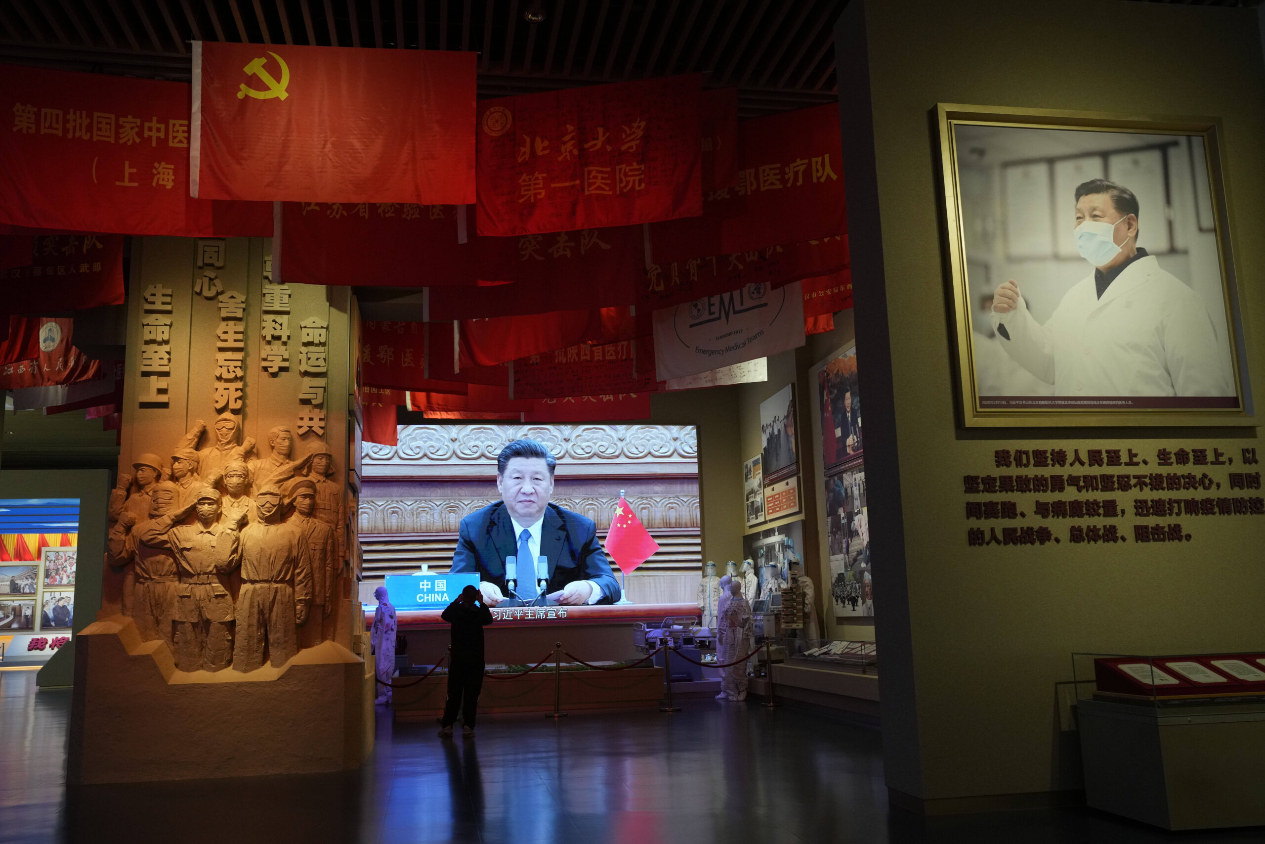 Une exposition consacrée à la lutte de la Chine contre la pandémie de Covid-19 au musée du Parti communiste chinois à Pékin, le mercredi 12 octobre 2022. © AP Photo/Ng Han Guan