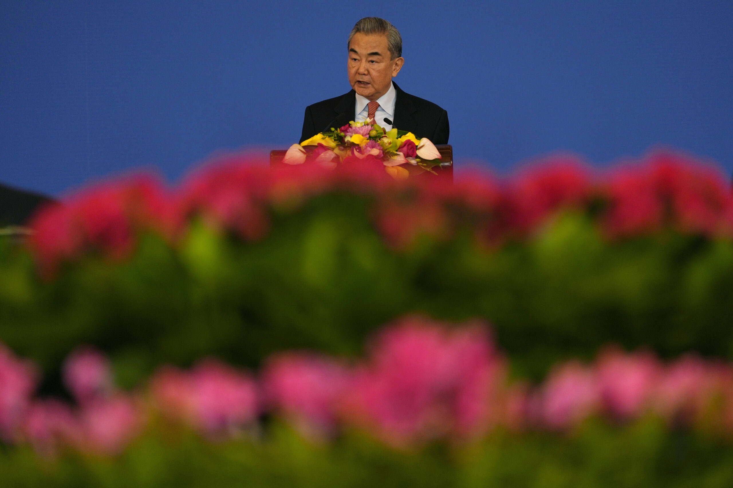 Le ministre chinois des Affaires étrangères Wang Yi prononce un discours lors de la cérémonie d'ouverture d'un symposium sur les affaires internationales et les relations extérieures de la Chine à Pékin, le mardi 17 décembre 2024. © AP Photo/Ng Han Guan