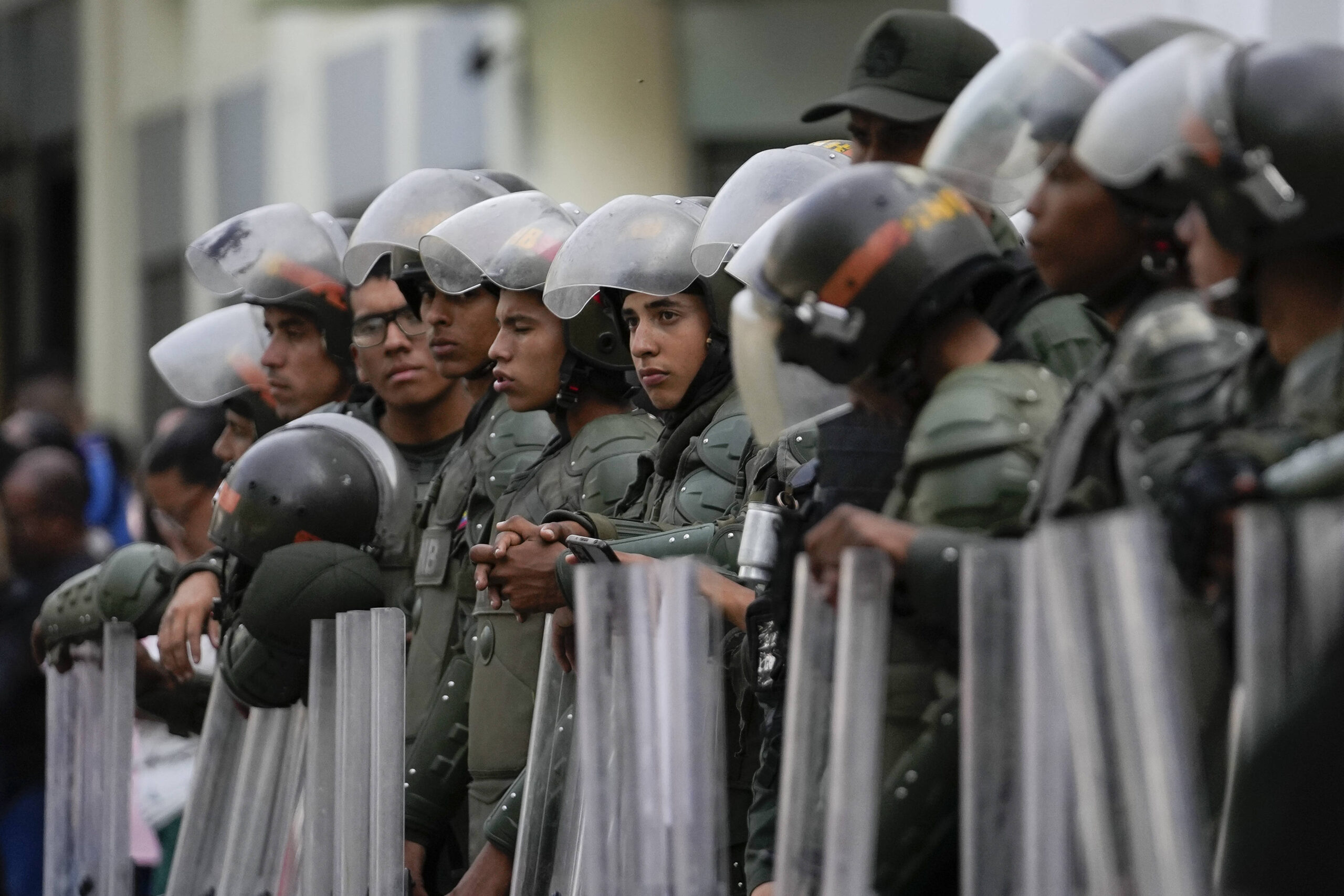 Les gardes nationaux bolivariens avant la cérémonie d'ouverture de l'année législative à Caracas, Venezuela, dimanche 5 janvier 2025. © AP Photo/Matias Delacroix