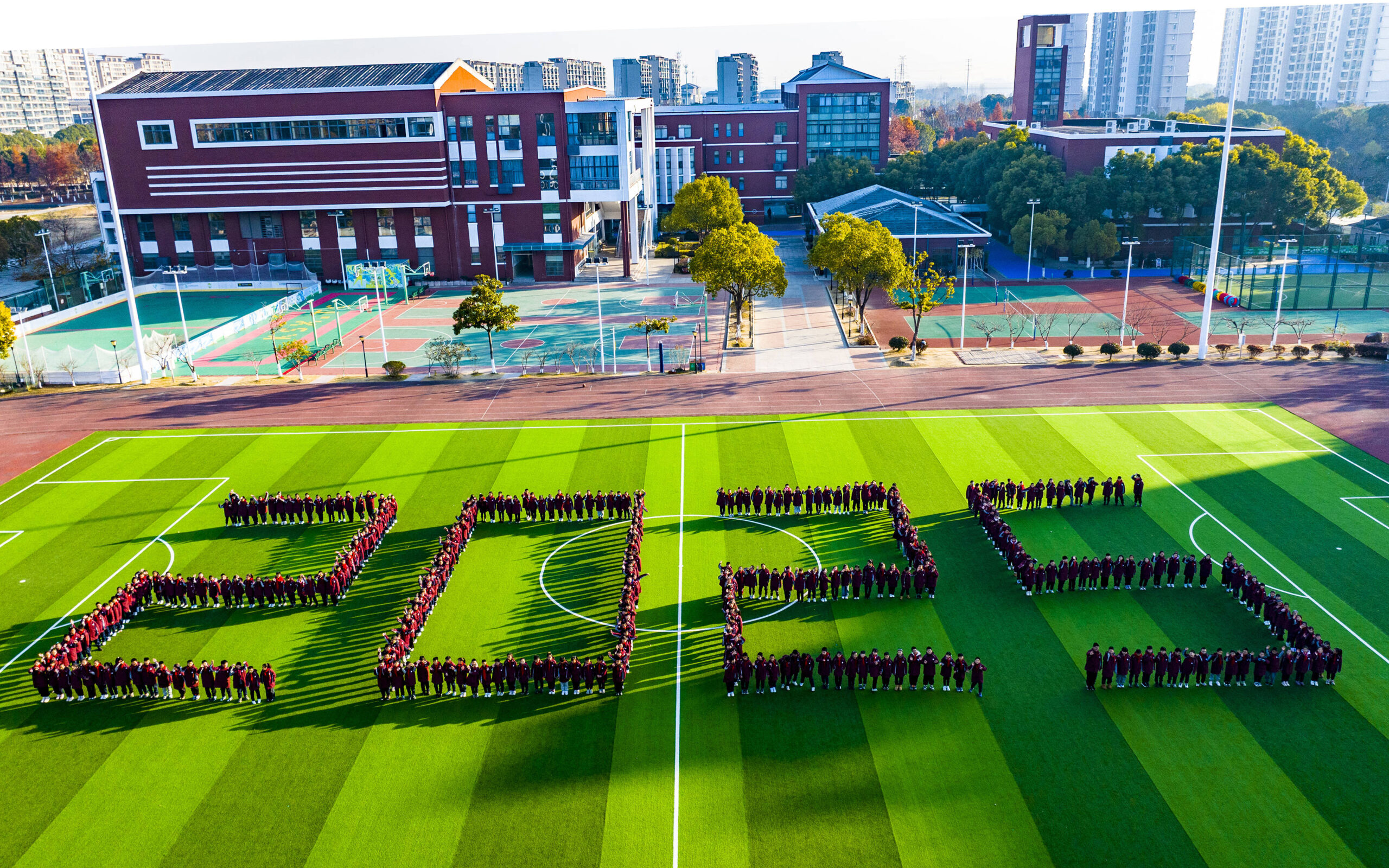 Des élèves de l'école primaire forment des chiffres 2025 dans la cour de récréation pour saluer l'arrivée du Nouvel An à Taicang, dans la province de Jiangsu, en Chine, le 30 décembre 2024. © CFOTO/Sipa USA