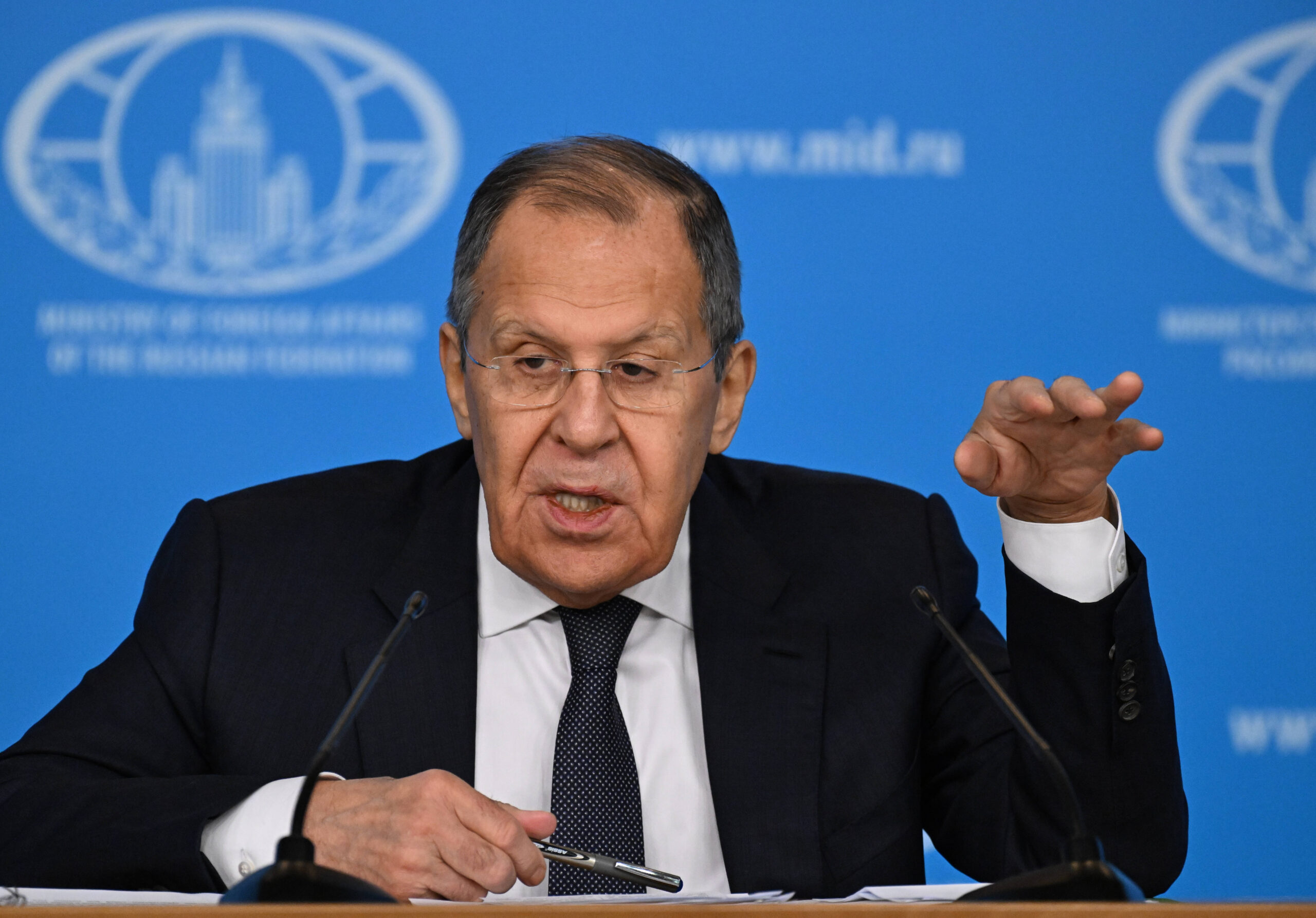 Le ministre russe des Affaires étrangères, Sergueï Lavrov, lors de sa conférence de presse sur le bilan de la diplomatie russe en 2024, au centre de presse du ministère russe des Affaires étrangères. © Anatoliy Zhdanov/Kommersant Photo