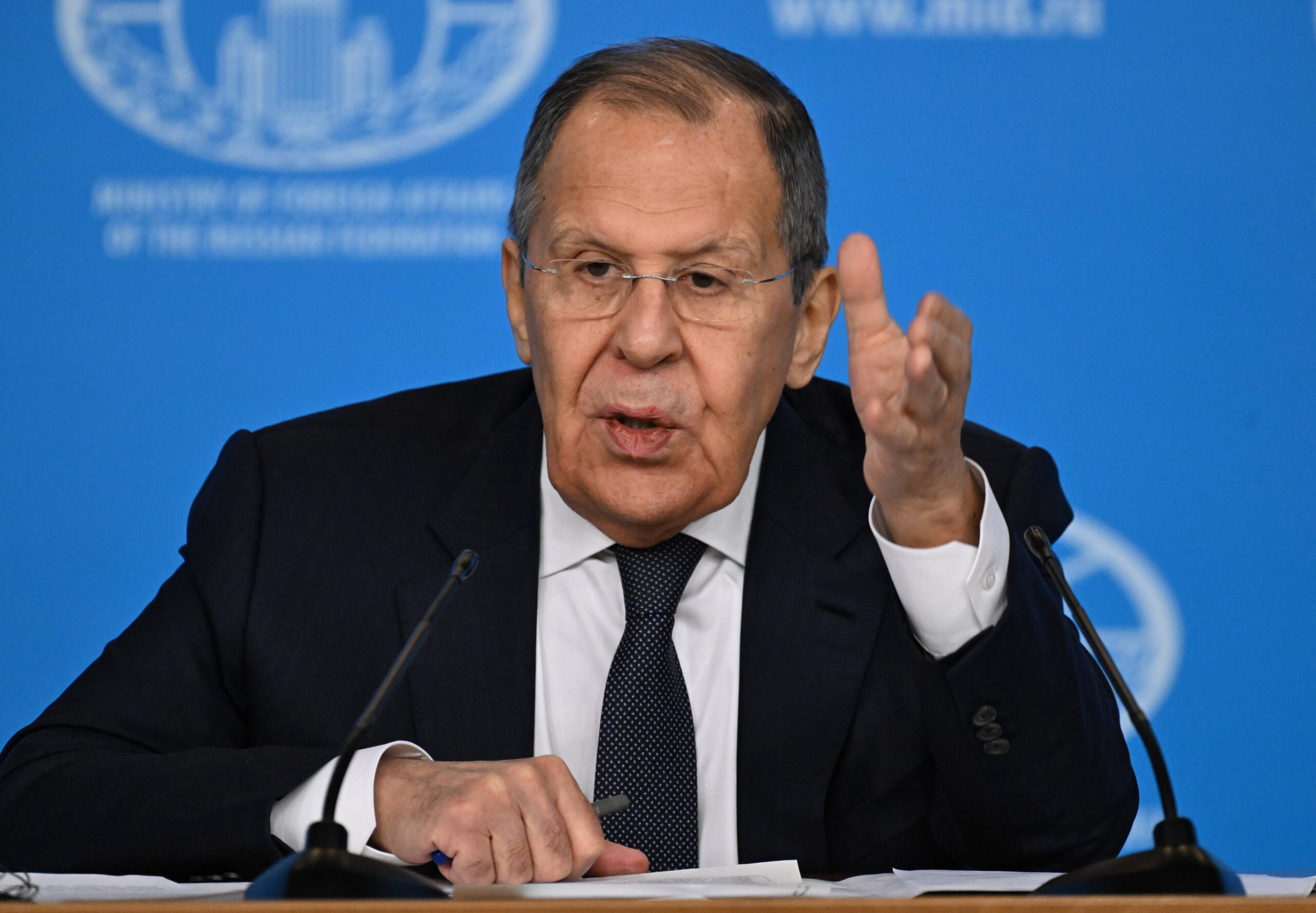 Le ministre russe des Affaires étrangères, Sergueï Lavrov, lors de sa conférence de presse sur le bilan de la diplomatie russe en 2024, au centre de presse du ministère russe des Affaires étrangères. © Anatoliy Zhdanov/Kommersant Photo